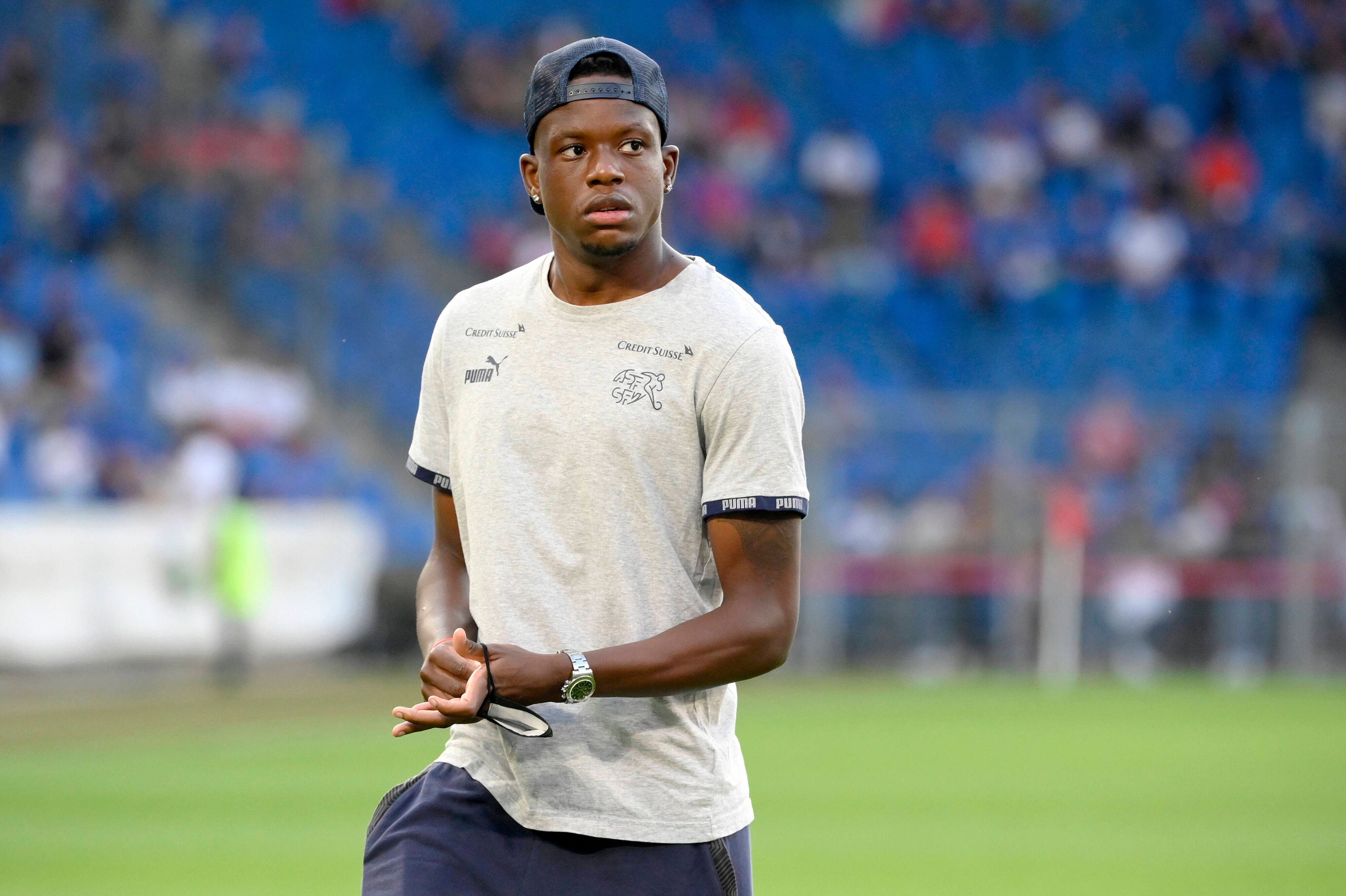 Denis Zakaria, Ex-Profi von Borussia Mönchengladbach, vor dem Länderspiel Schweiz gegen Italien am 5. September 2022. Zakaria trägt eine schwarze Cap rückwärts auf dem Kopf und ein graues T-Shirt.