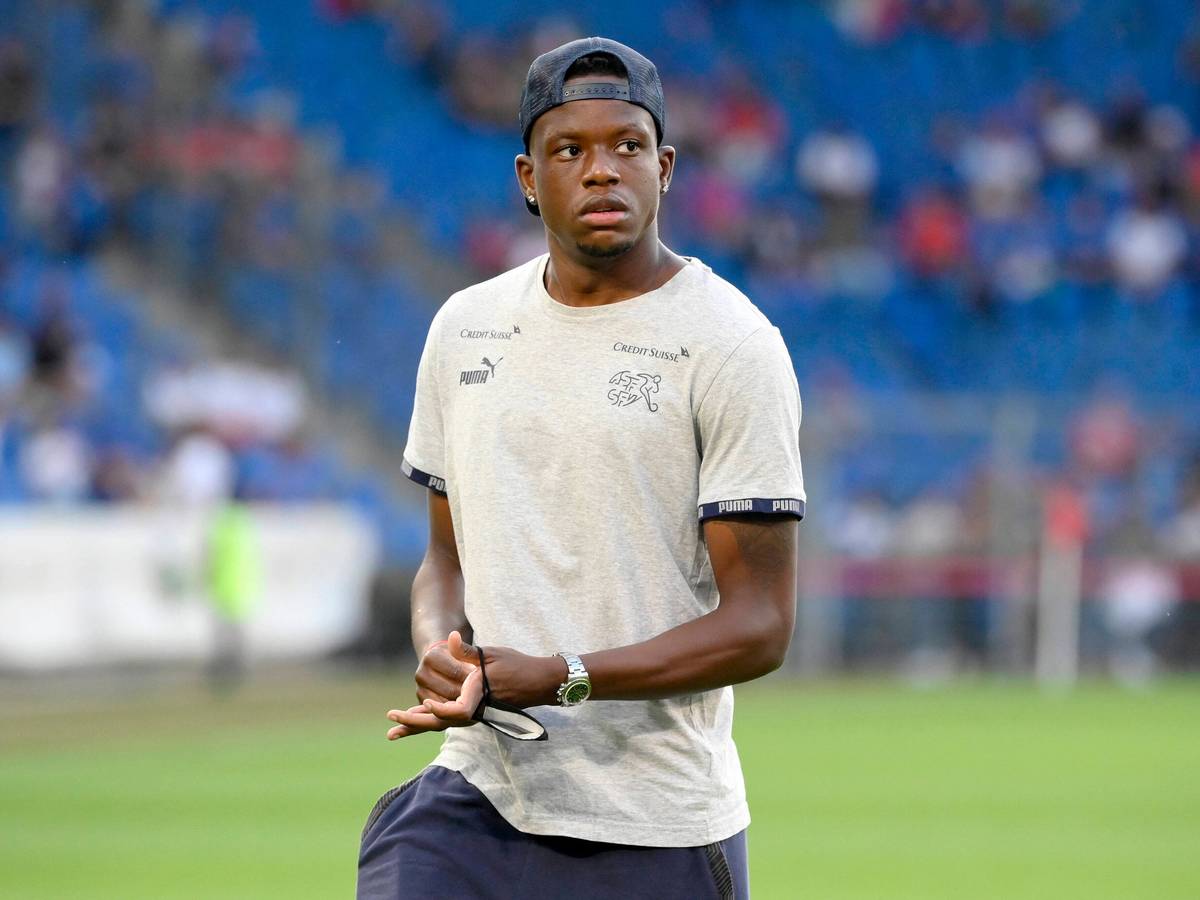 Denis Zakaria, Ex-Profi von Borussia Mönchengladbach, vor dem Länderspiel Schweiz gegen Italien am 5. September 2022. Zakaria trägt eine schwarze Cap rückwärts auf dem Kopf und ein graues T-Shirt.