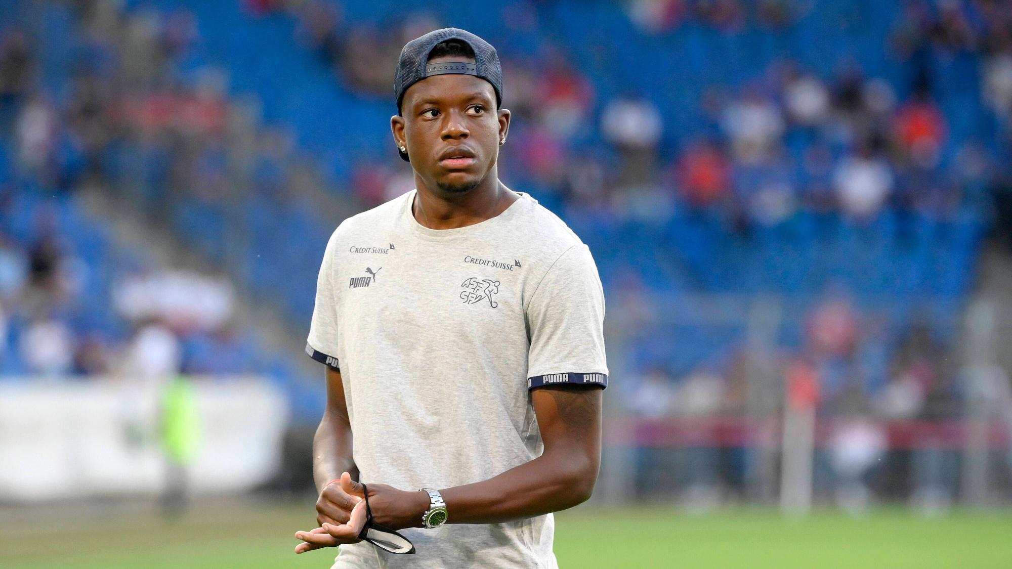 Denis Zakaria, Ex-Profi von Borussia Mönchengladbach, vor dem Länderspiel Schweiz gegen Italien am 5. September 2022. Zakaria trägt eine schwarze Cap rückwärts auf dem Kopf und ein graues T-Shirt.
