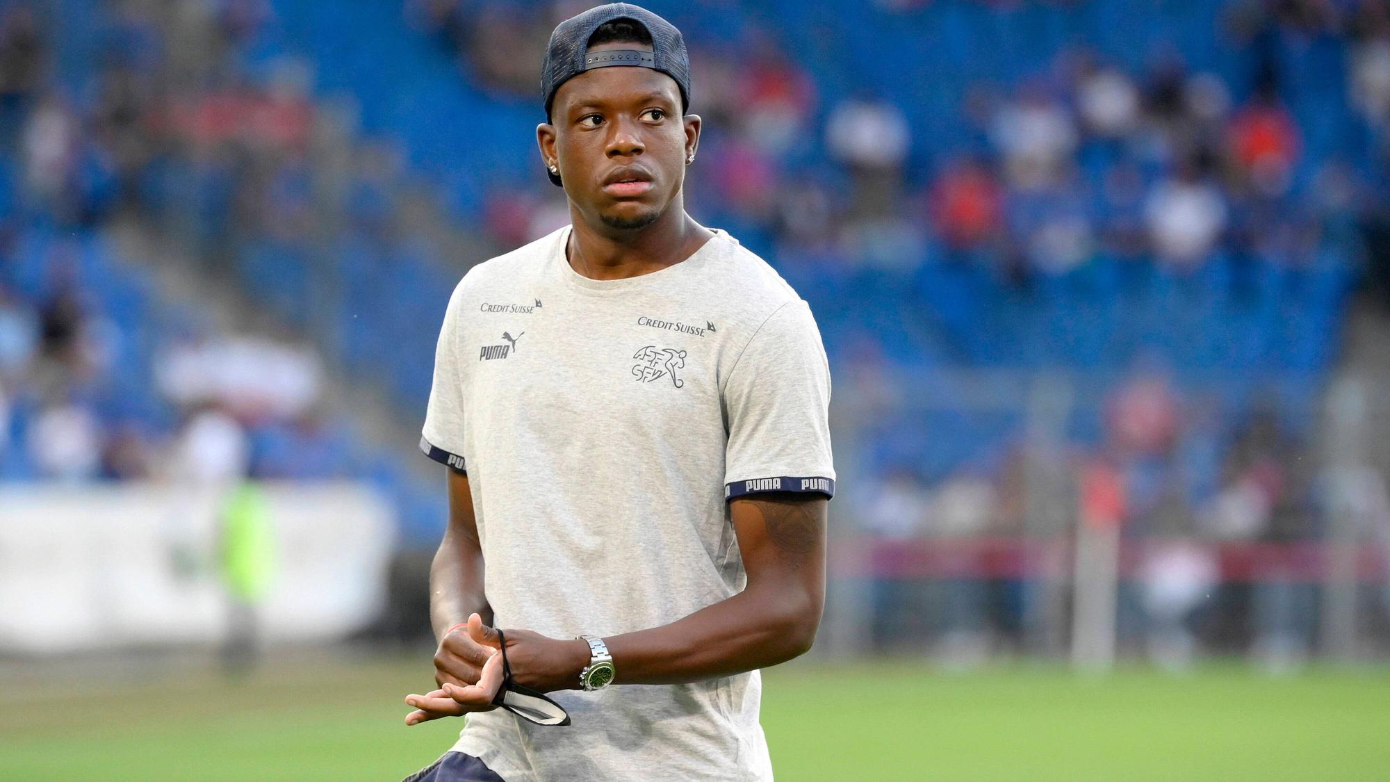 Denis Zakaria von Borussia Mönchengladbach läuft vor dem Länderspiel zwischen der Schweiz und Italien am 5. September 2021 in sportlicher Privatkleidung über den Platz.