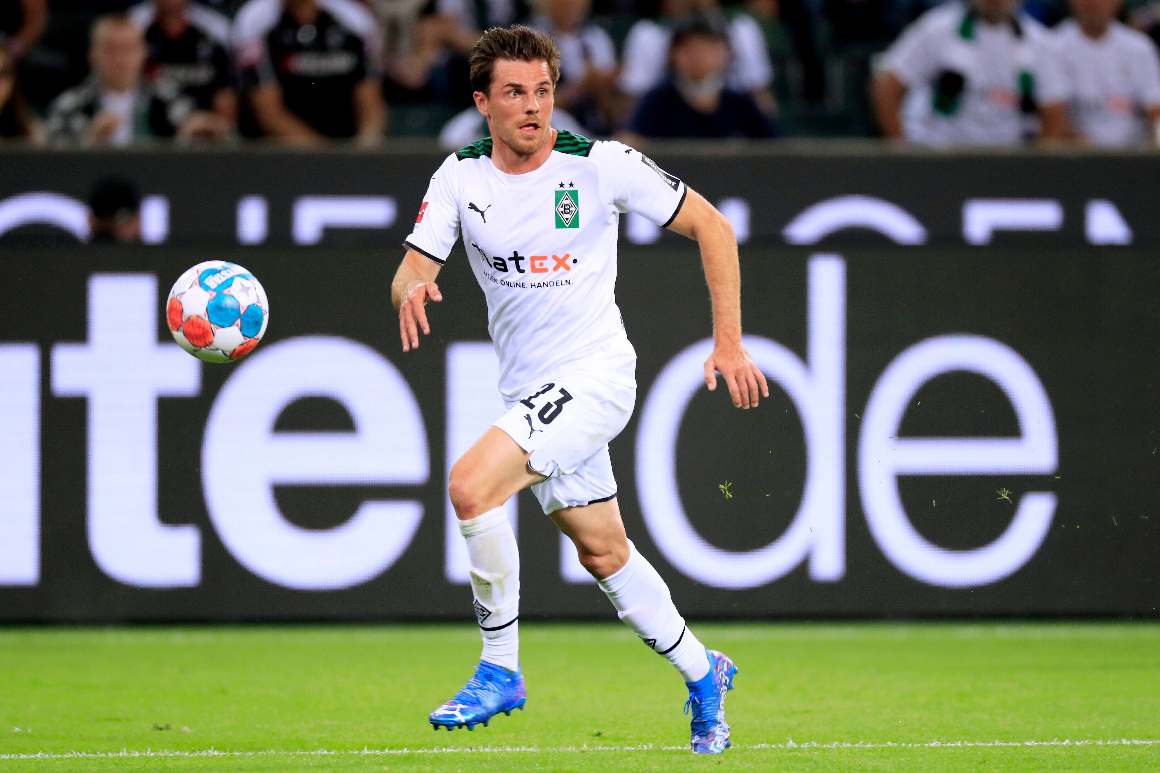 Jonas Hofmann sprintet dem Ball im Bundesliga-Spiel zwischen Borussia Mönchengladbach und Bayern München am 10. September 2021 im Borussia-Park hinterher und schaut dabei konzentriert.