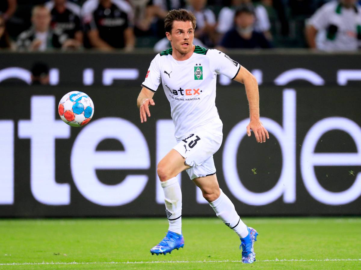 Jonas Hofmann sprintet dem Ball im Bundesliga-Spiel zwischen Borussia Mönchengladbach und Bayern München am 10. September 2021 im Borussia-Park hinterher und schaut dabei konzentriert.