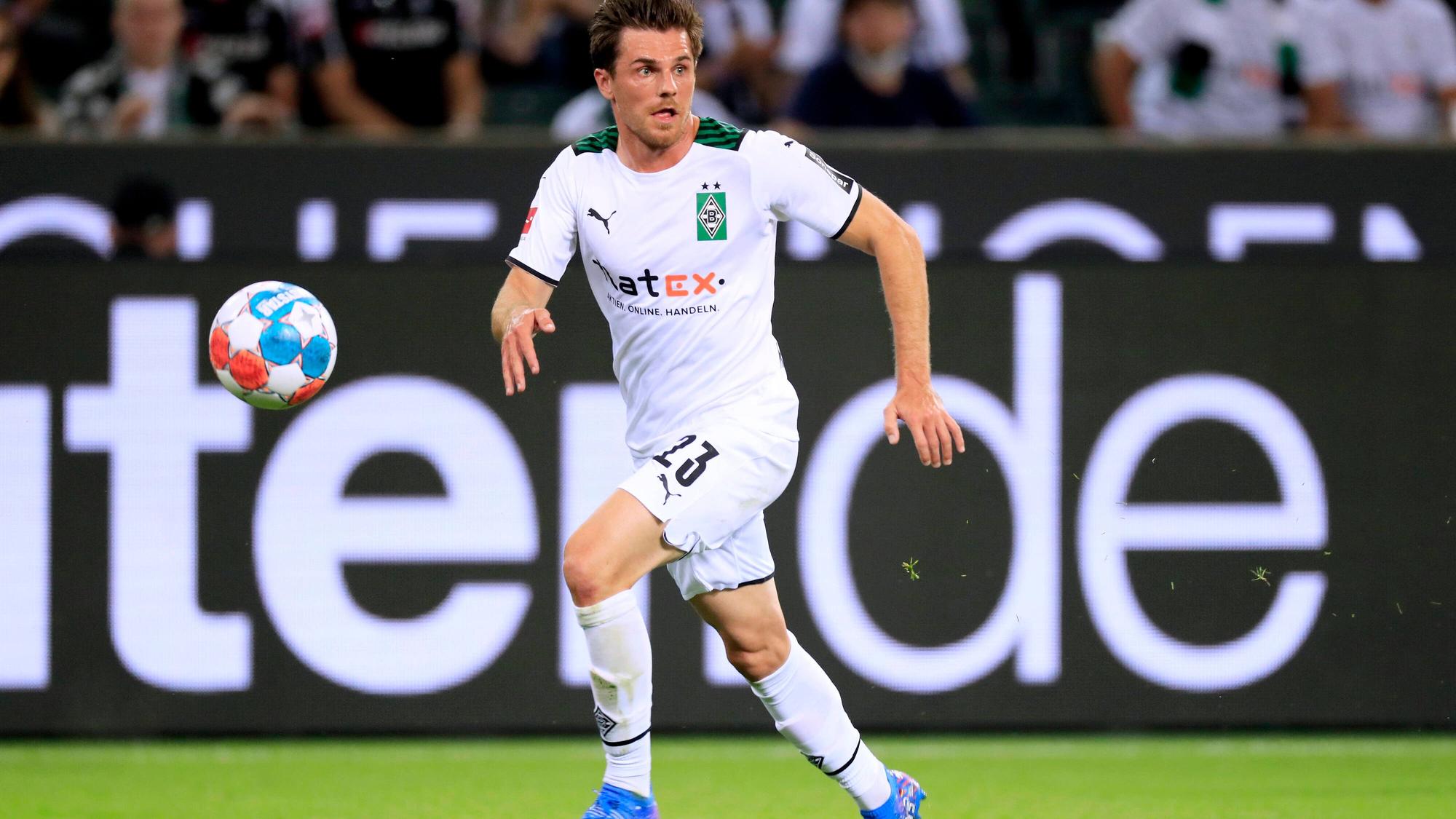 Jonas Hofmann sprintet dem Ball im Bundesliga-Spiel zwischen Borussia Mönchengladbach und Bayern München am 10. September 2021 im Borussia-Park hinterher und schaut dabei konzentriert.