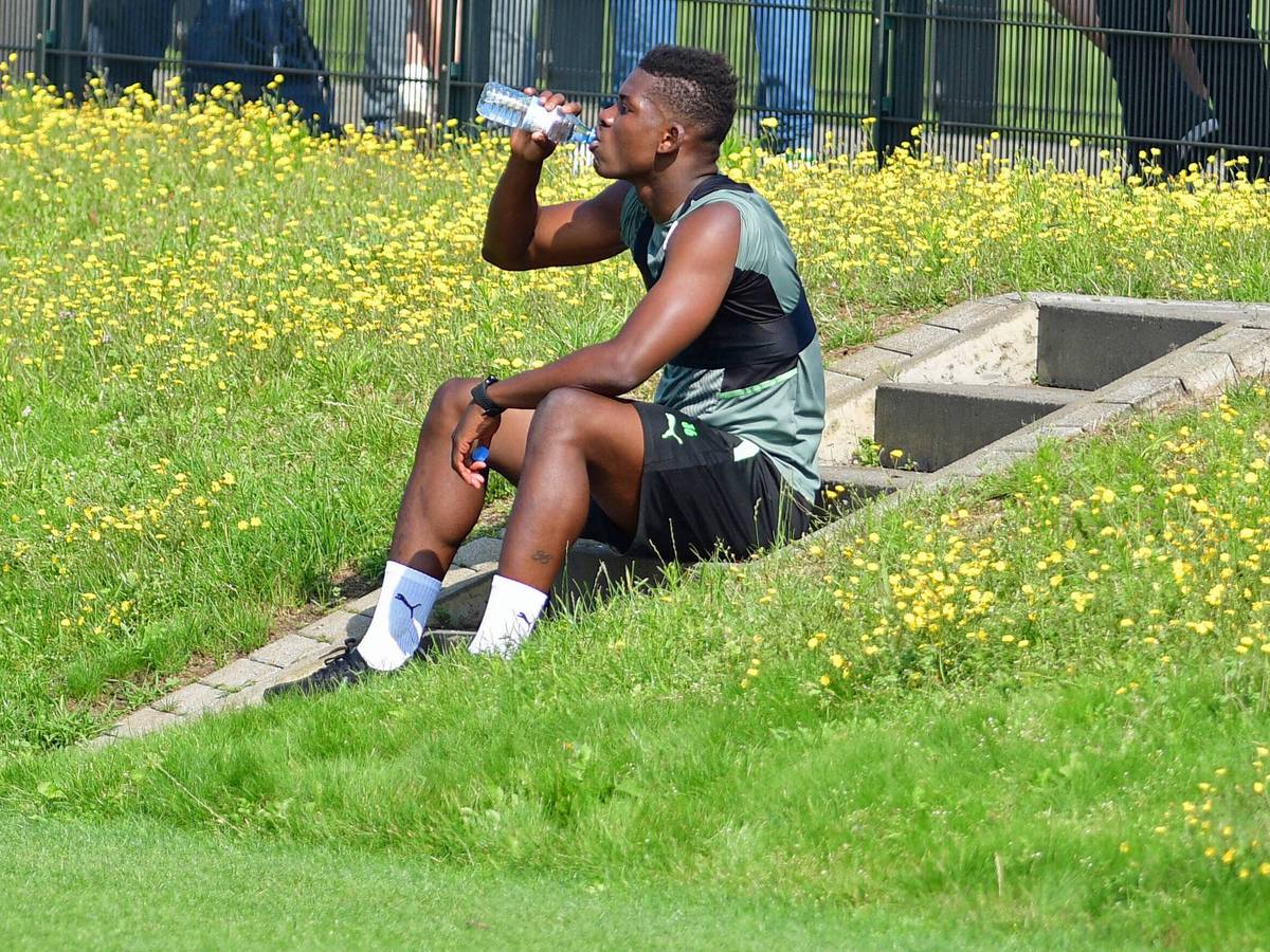 Gladbach-Stürmer Breel Embolo während einer Trinkpause bei einer Trainingseinheit der Fohlen am 4. August 2021 im Borussia-Park. Embolo sitzt auf einer Treppe am Spielfeldrand und nimmt einen Schluck aus einer Wasserflasche.