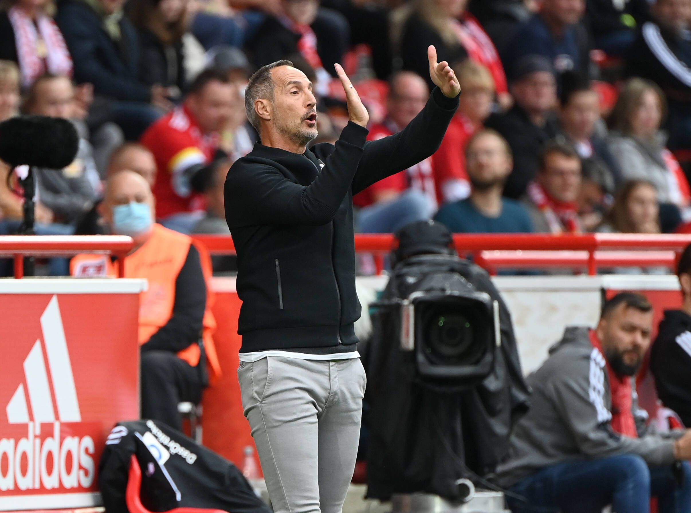 Adi Hütter, Cheftrainer von Borussia Mönchengladbach, auf diesem Foto am 29. August 2021 während der Bundesliga-Partie bei Union Berlin zu sehen. Hütter gestikuliert und brüllt Anweisungen auf den Platz.