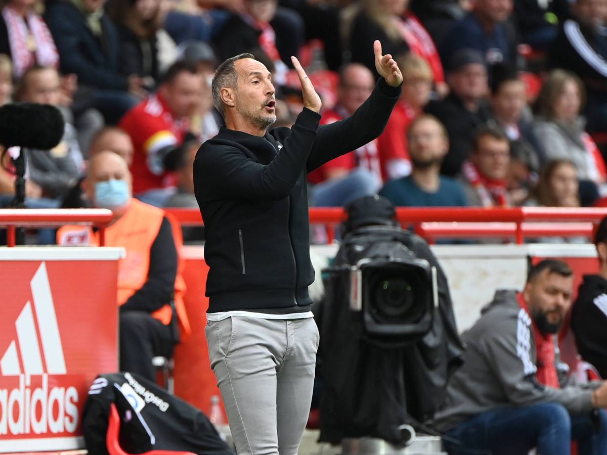 Adi Hütter, Cheftrainer von Borussia Mönchengladbach, auf diesem Foto am 29. August 2021 während der Bundesliga-Partie bei Union Berlin zu sehen. Hütter gestikuliert und brüllt Anweisungen auf den Platz.