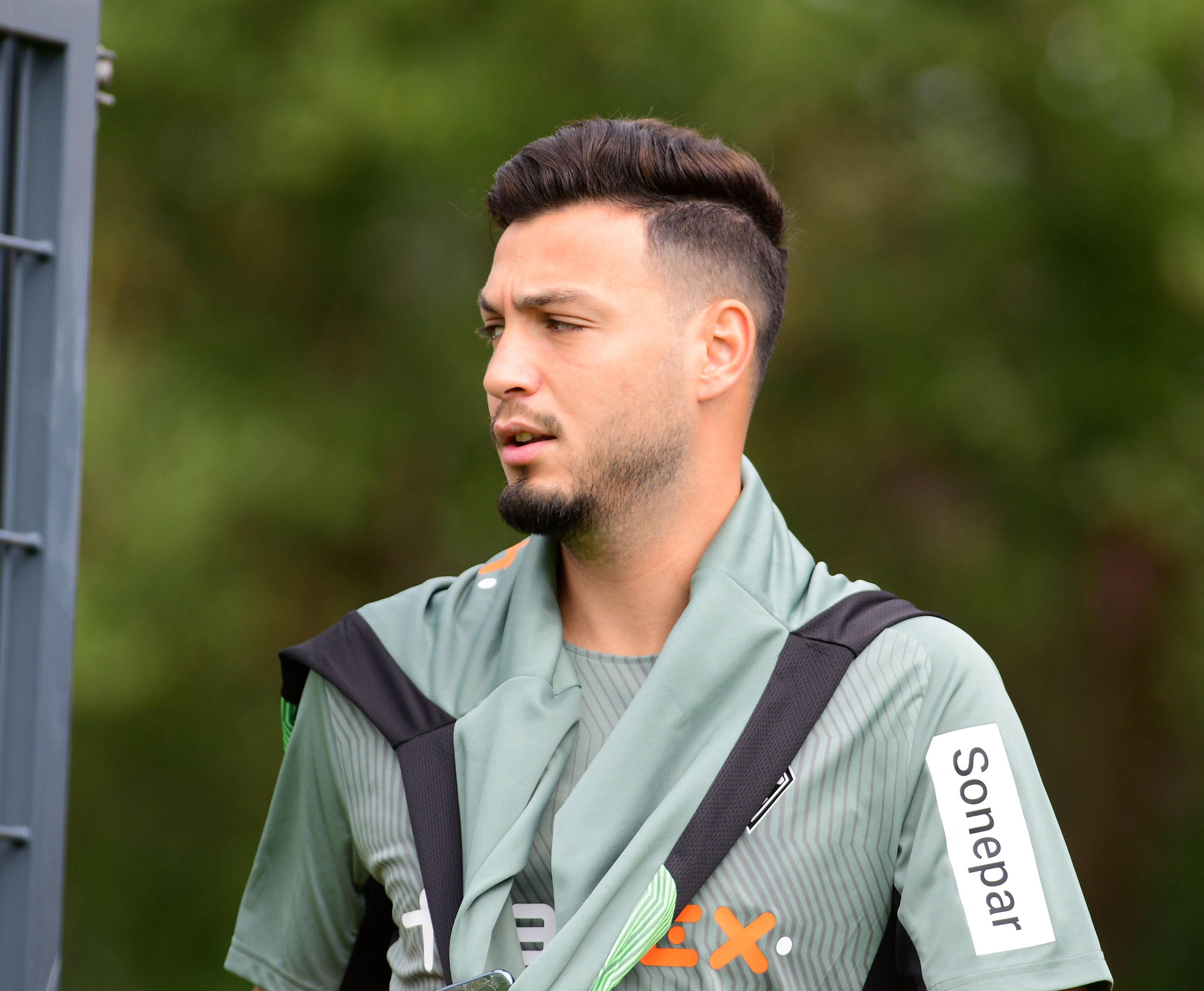 Ramy Bensebaini schaut im Trainingslager mit Borussia Mönchengladbach in Harsewinkel Marienfeld am 19. Juli 2021 genervt.