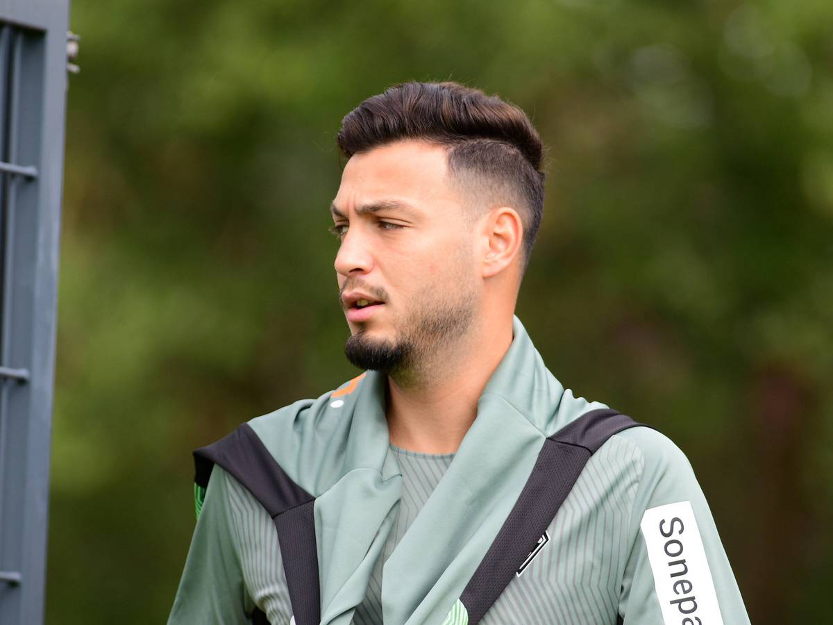 Ramy Bensebaini schaut im Trainingslager mit Borussia Mönchengladbach in Harsewinkel Marienfeld am 19. Juli 2021 genervt.