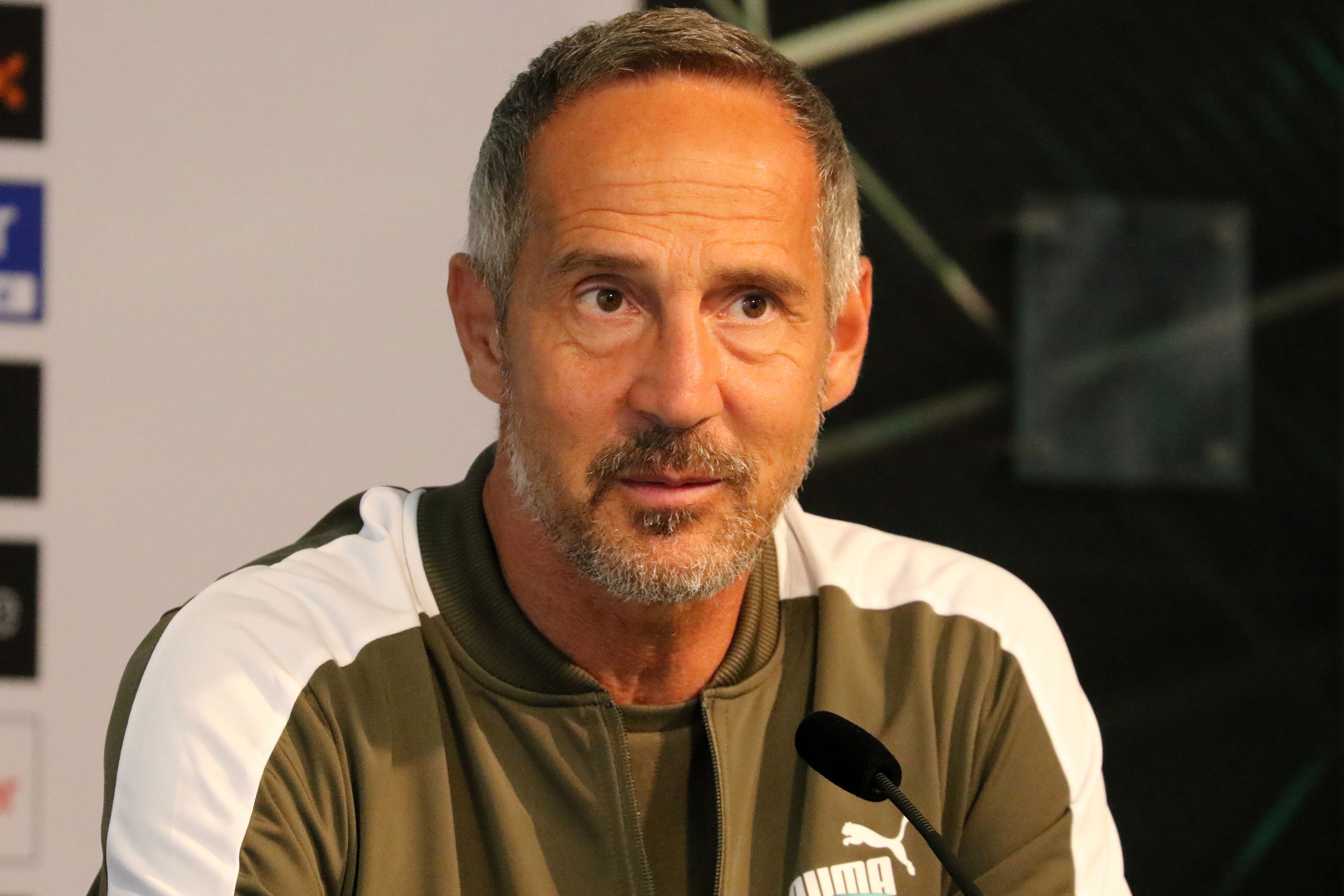 Adi Hütter, Cheftrainer von Borussia Mönchengladbach, bei einer Pressekonferenz im Borussia-Park am 10. September 2021. Hütter schaut vom Podium aus in die Reihen der Pressevertreter.
