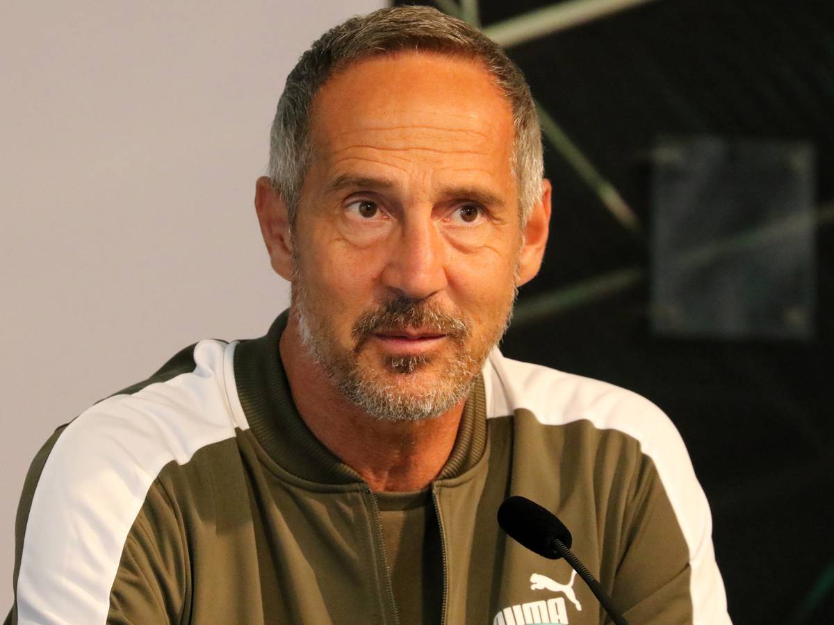 Adi Hütter, Cheftrainer von Borussia Mönchengladbach, bei einer Pressekonferenz im Borussia-Park am 10. September 2021. Hütter schaut vom Podium aus in die Reihen der Pressevertreter.