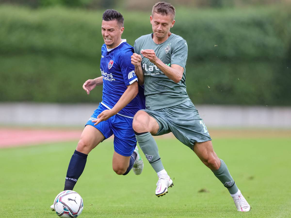 Pepijn Schloesser (l.) vom KFC Uerdingen und Phil Kemper (r.) von der U23 von Borussia Moenchengladbach im Zweikampf um den Ball.
