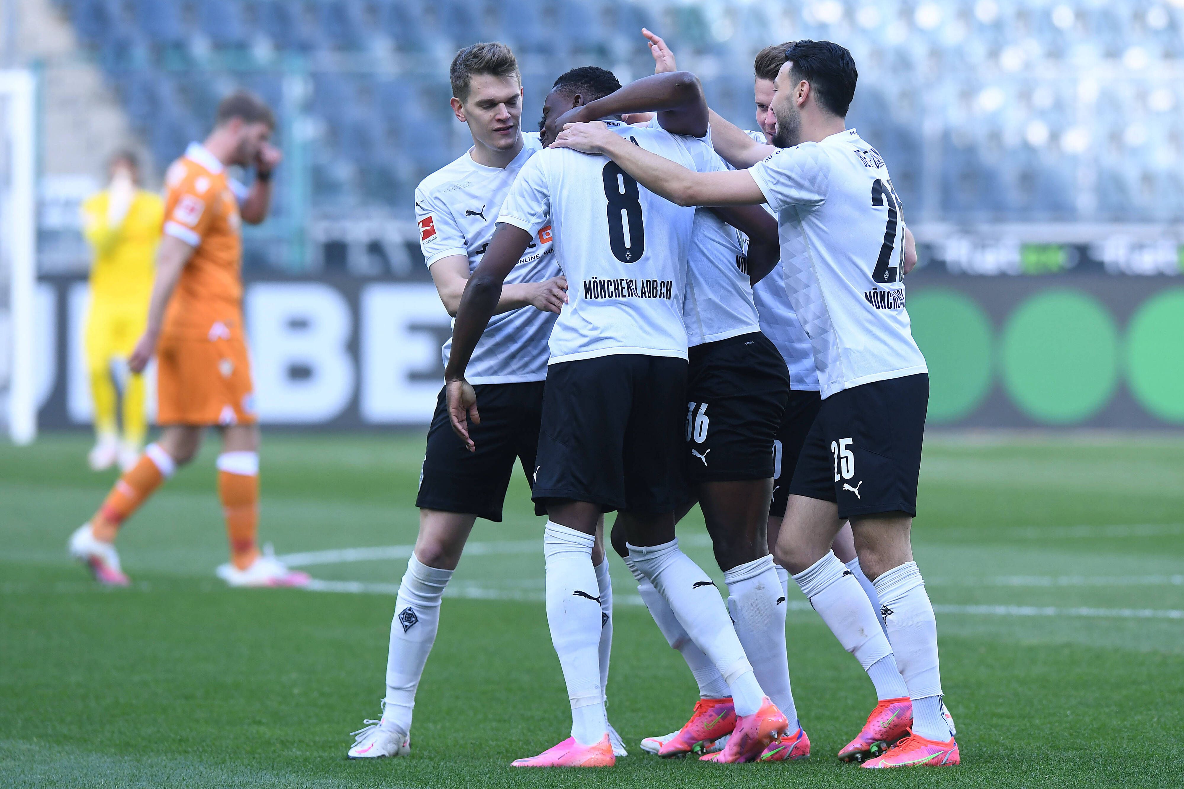 Spieler von Borussia Mönchengladbach feiern ein Gladbacher Tor im Bundesligaspiel gegen Arminia Bielefeld am 25. April 2021.