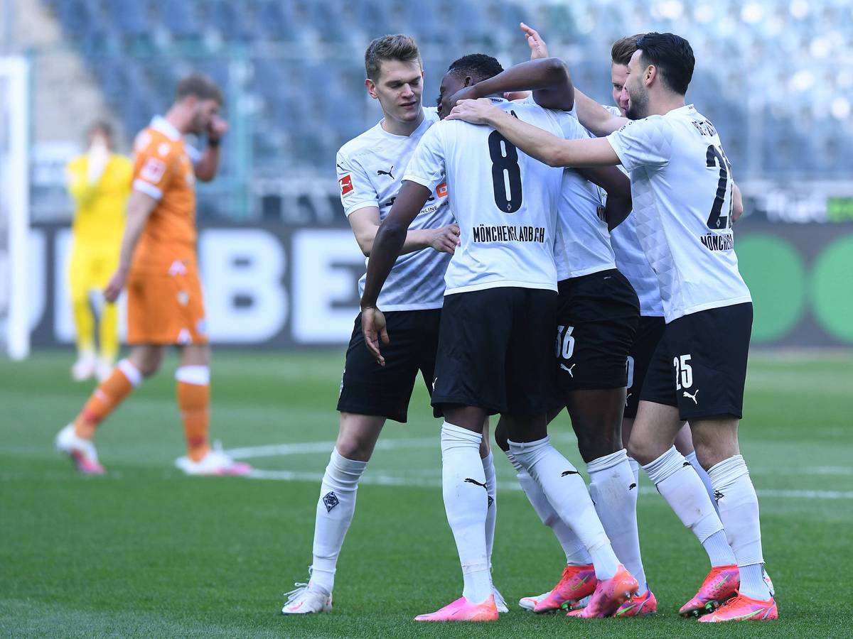 Spieler von Borussia Mönchengladbach feiern ein Gladbacher Tor im Bundesligaspiel gegen Arminia Bielefeld am 25. April 2021.