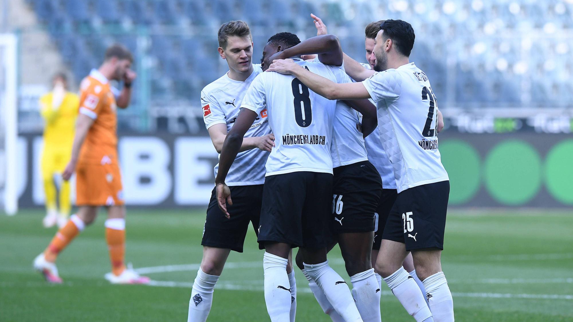 Spieler von Borussia Mönchengladbach feiern ein Gladbacher Tor im Bundesligaspiel gegen Arminia Bielefeld am 25. April 2021.