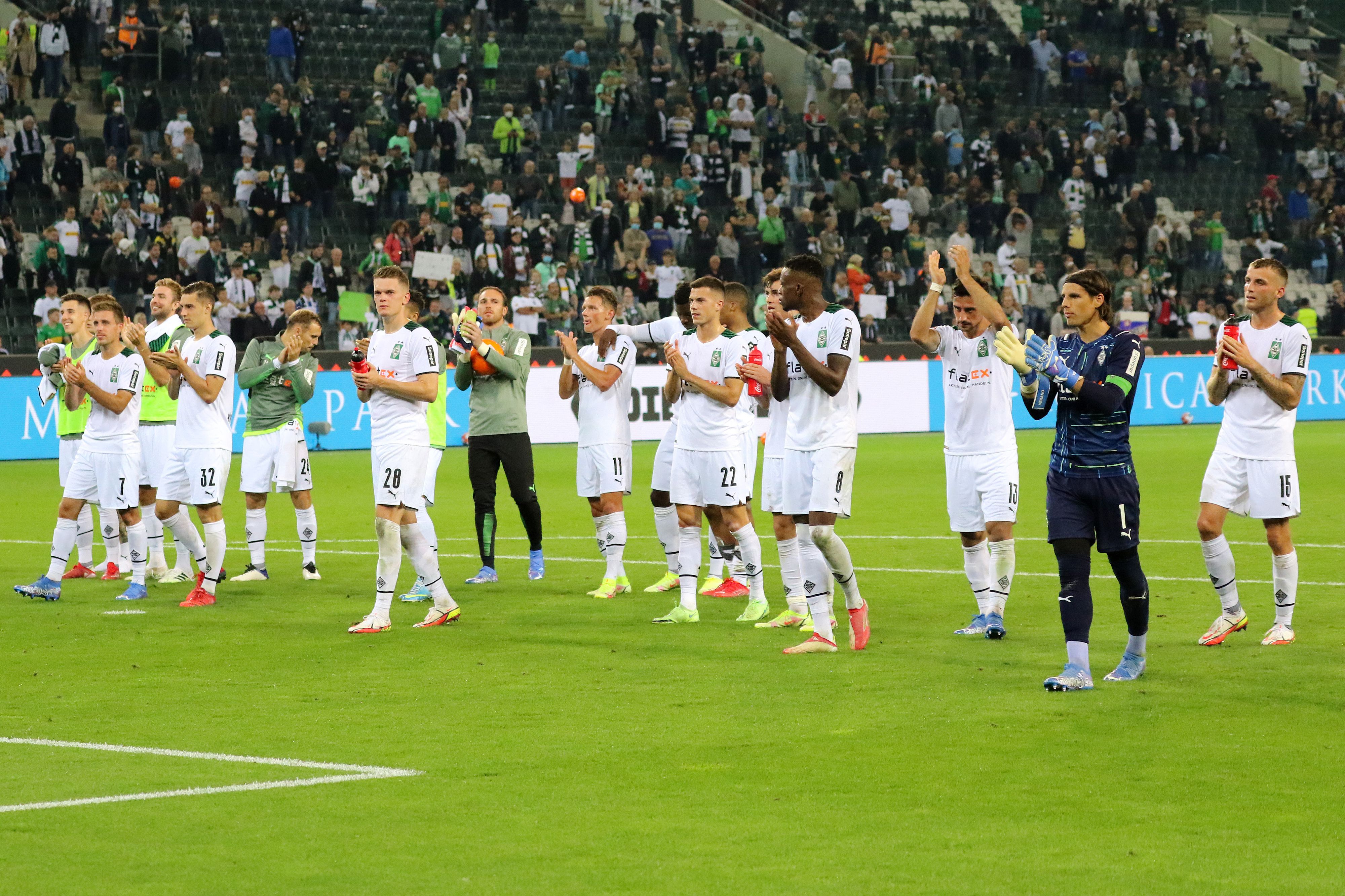 Das Team von Borussia Mönchengladbach jubelt am Ende des Bundesliga-Spiels gegen Arminia Bielefeld am 12. September 2021 mit den Fans in der Nordkurve im Borussia-Park.