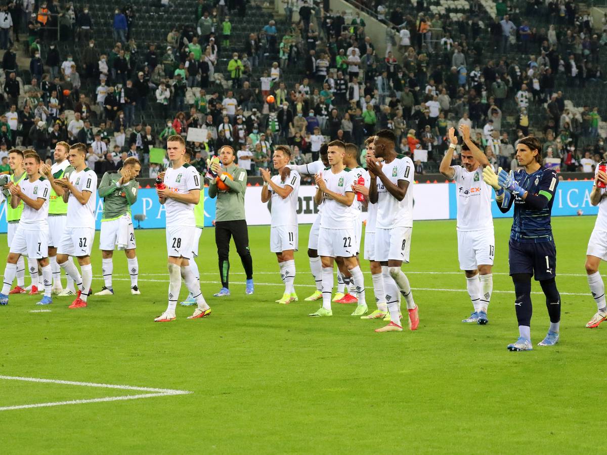 Das Team von Borussia Mönchengladbach jubelt am Ende des Bundesliga-Spiels gegen Arminia Bielefeld am 12. September 2021 mit den Fans in der Nordkurve im Borussia-Park.