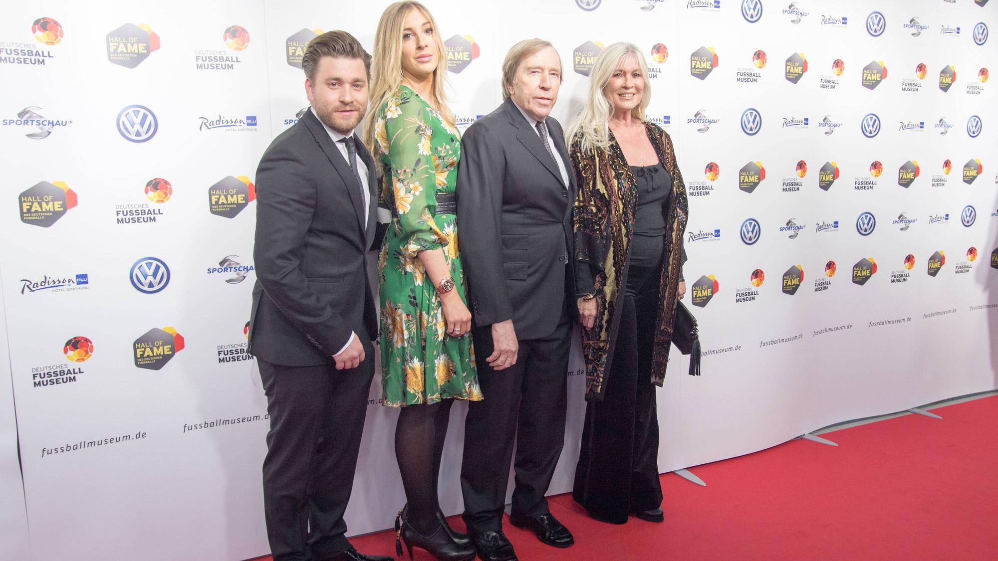 V.l.n.r. Baschi (Freund von Alana), Alana NETZER (Tochter von Guenter Netzer), Guenter NETZER (Günter, ehem. Fussballprofi) und Elvira NETZER (Ehefrau von Guenter Netzer), ganze Figur, Roter Teppich vor der Preisverleihung zur Eroeffnung der Hall of Fame des deutschen Fußballs am 01.04.2019 in Dortmund.