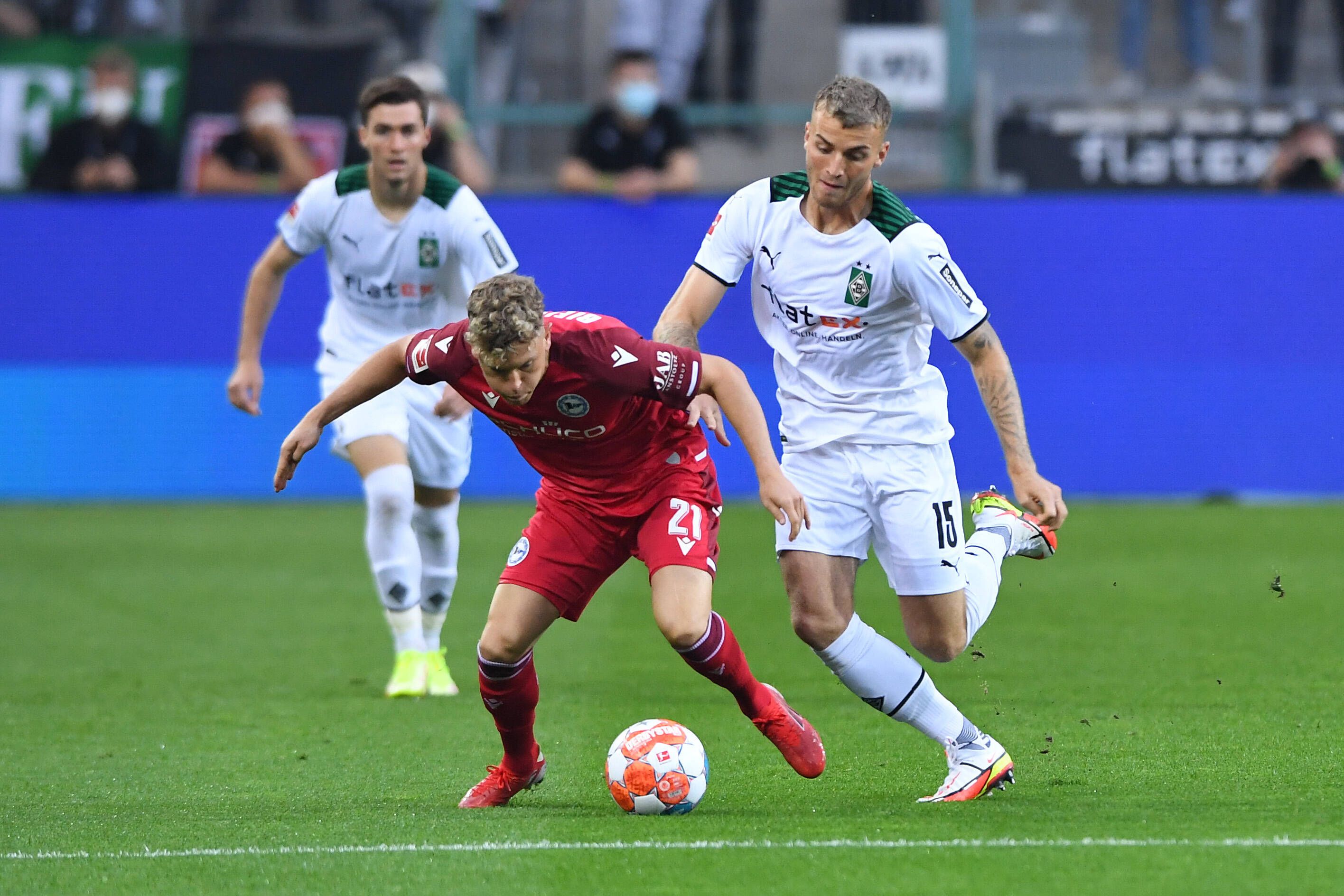 Am Sonntag (12. September 2021) trifft Gladbach im Bundesliga-Duell auf Arminia Bielefeld. Das Foto zeigt Bielefelds Robin Hack (l.) im Duell mit Borussias Jordan Beyer.