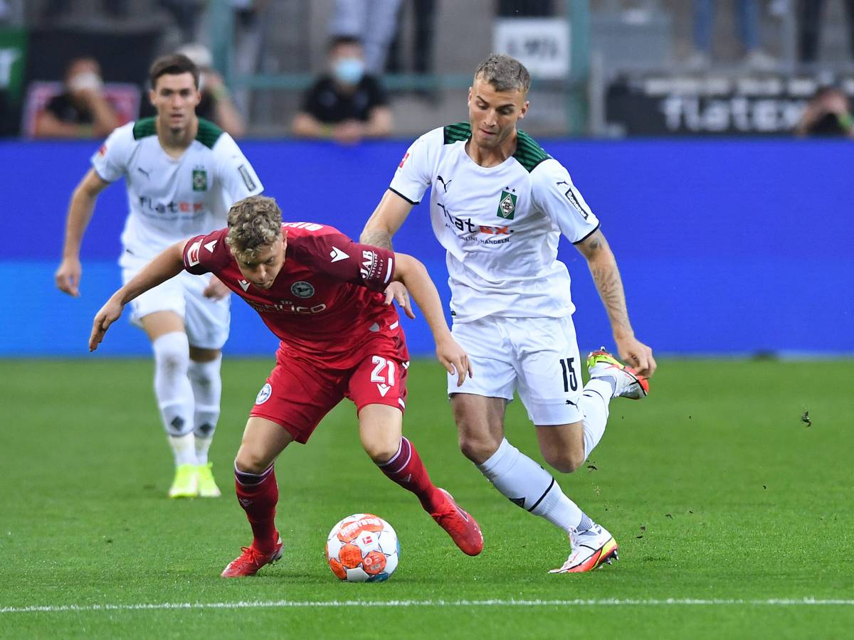 Am Sonntag (12. September 2021) trifft Gladbach im Bundesliga-Duell auf Arminia Bielefeld. Das Foto zeigt Bielefelds Robin Hack (l.) im Duell mit Borussias Jordan Beyer.