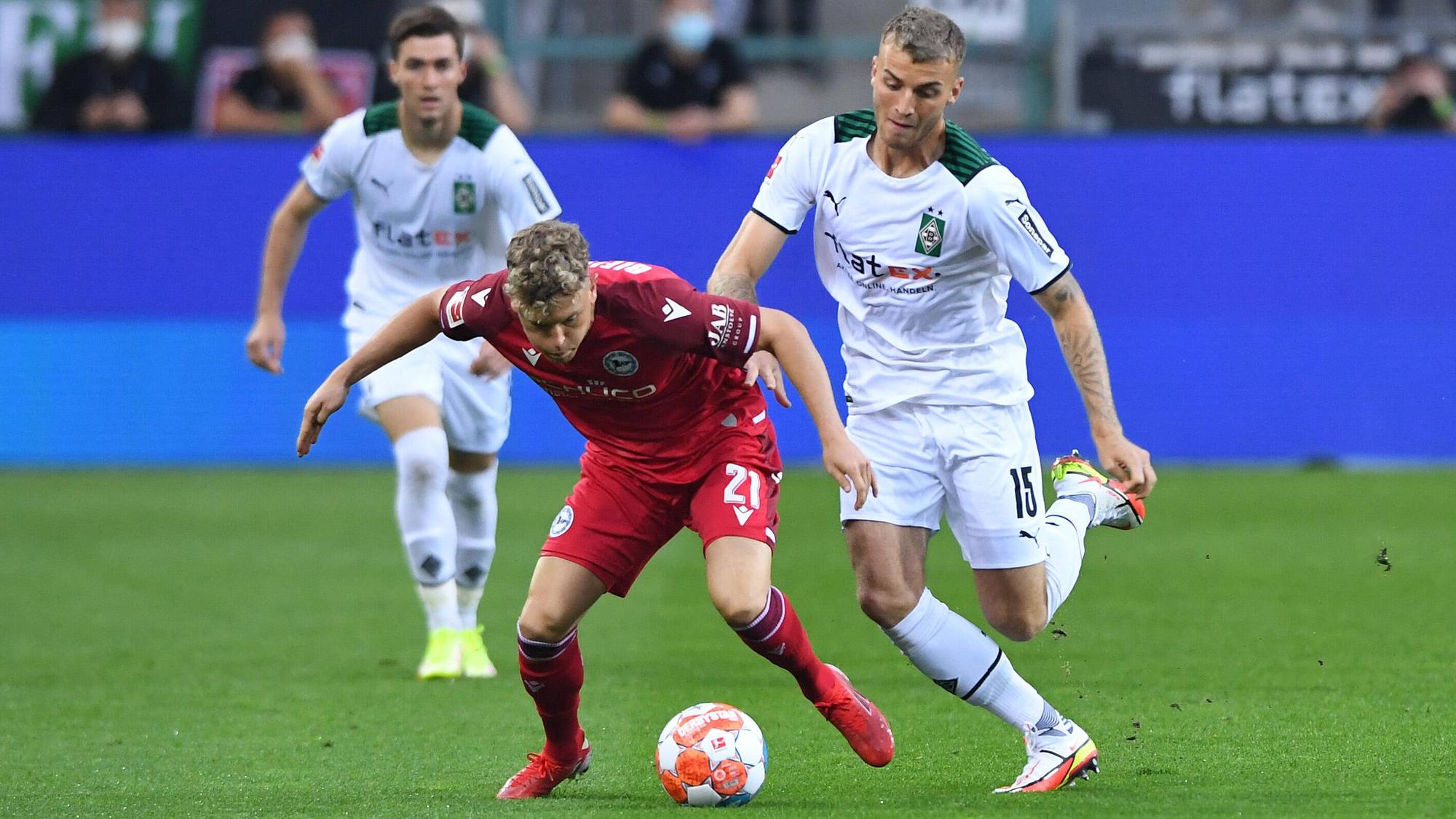 Am Sonntag (12. September 2021) trifft Gladbach im Bundesliga-Duell auf Arminia Bielefeld. Das Foto zeigt Bielefelds Robin Hack (l.) im Duell mit Borussias Jordan Beyer.