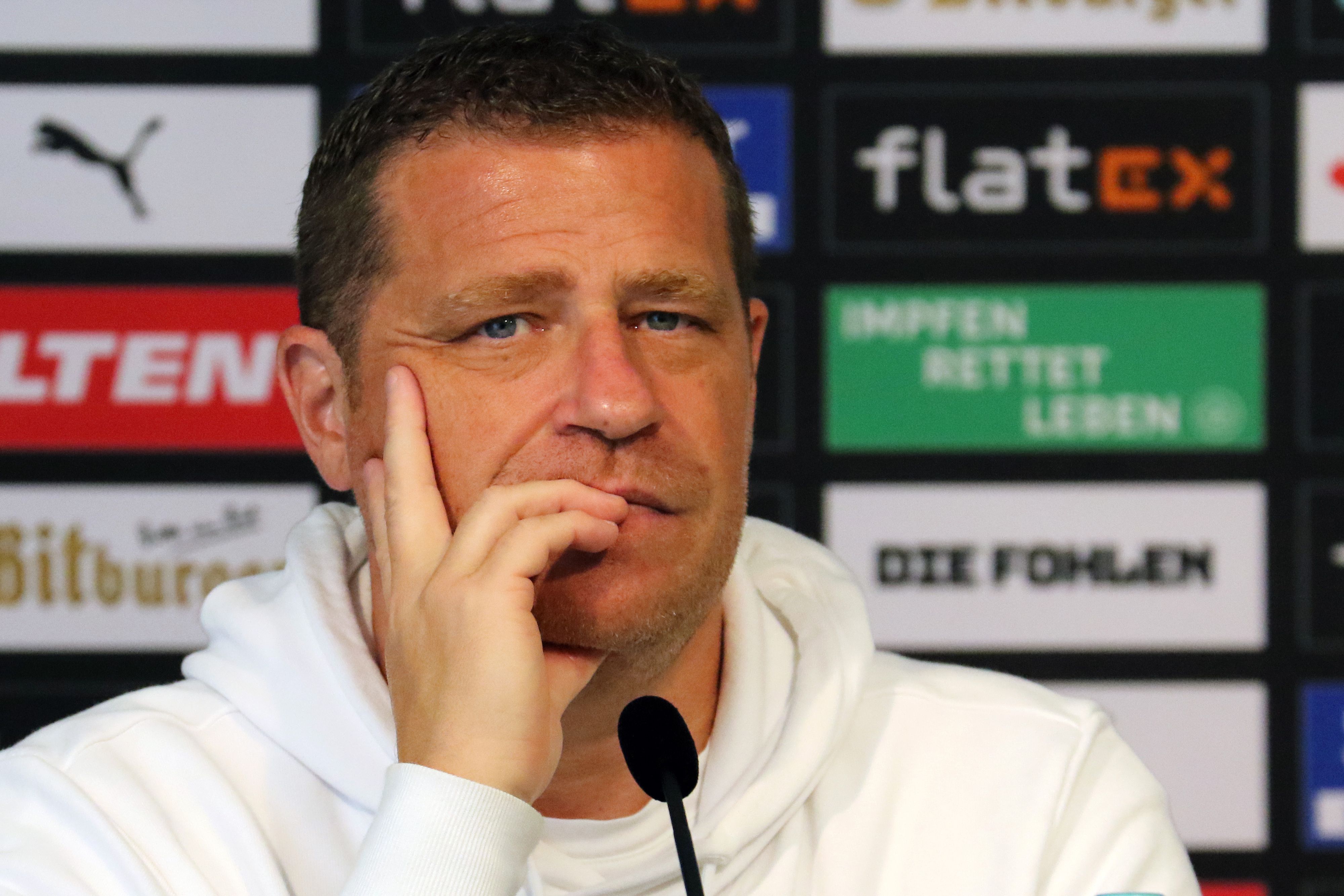 Ex-Gladbach-Manager Max Eberl. Hier zu sehen während einer Pressekonferenz am 10. September 2021 im Borussia-Park. Eberl blickt nachdenklich nach vorne.