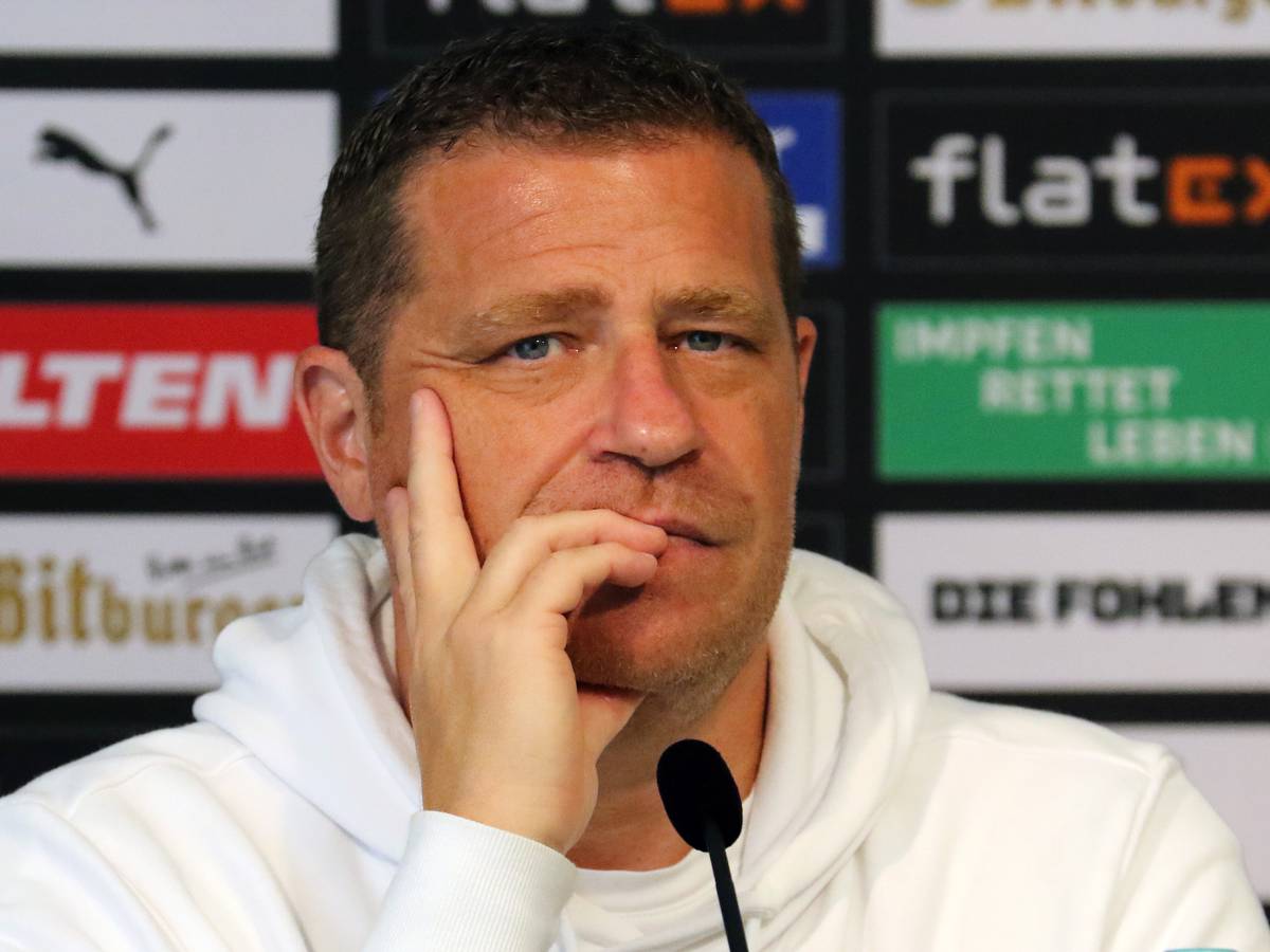Ex-Gladbach-Manager Max Eberl. Hier zu sehen während einer Pressekonferenz am 10. September 2021 im Borussia-Park. Eberl blickt nachdenklich nach vorne.