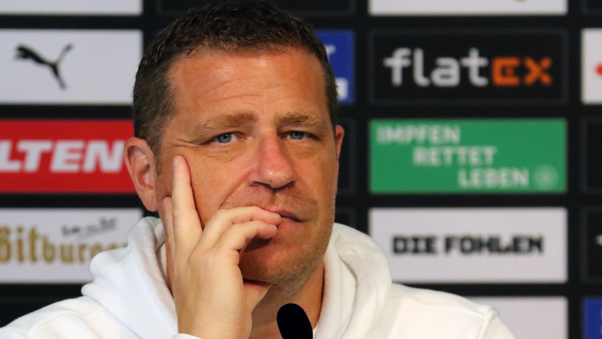 Max Eberl, Sportdirektor von Borussia Mönchengladbach, am 10. September 2021 im Borussia-Park. Der 47-Jährige blickt nachdenklich in die Runde.