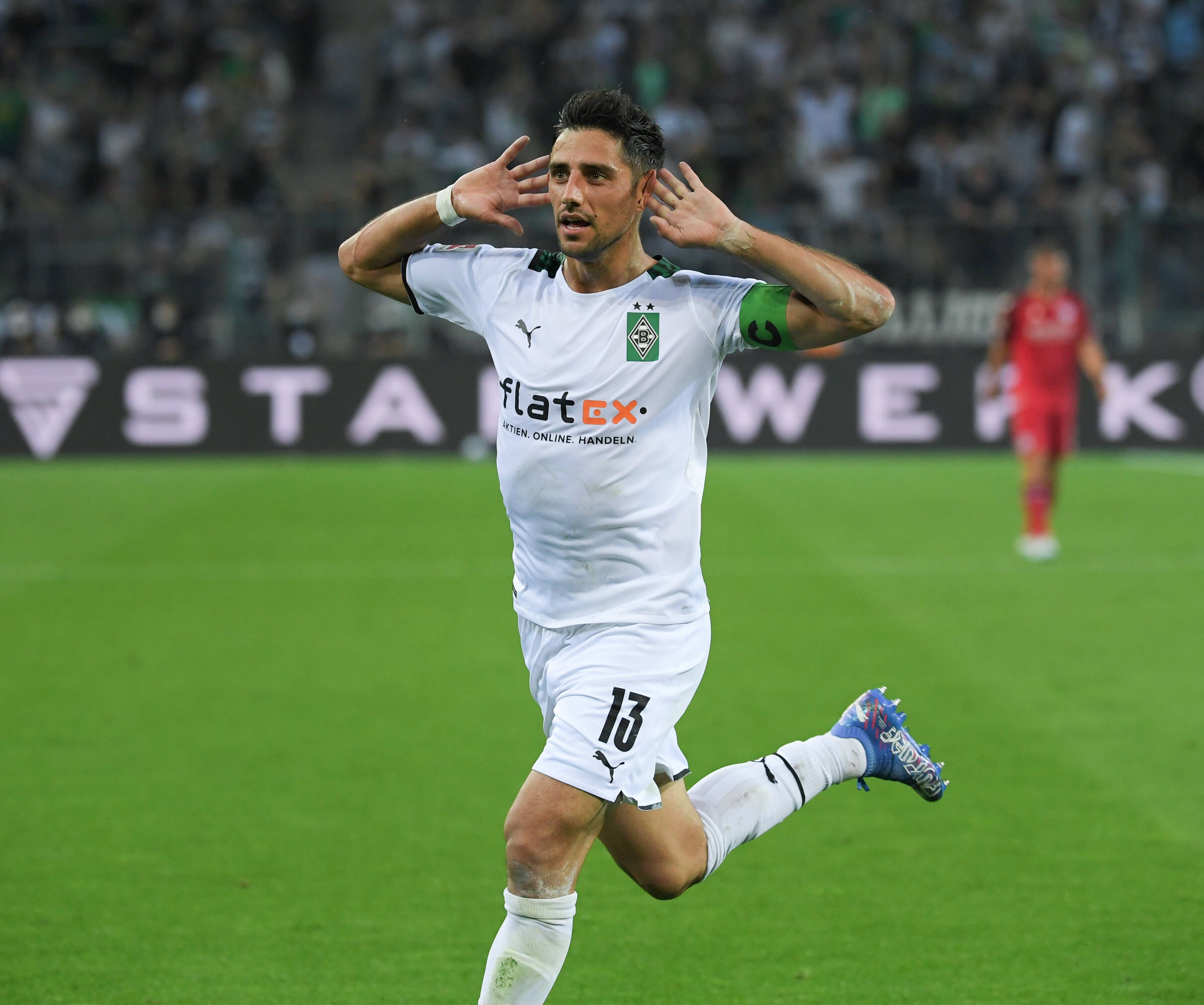 Lars Stindl hält sich beim Jubeln beide Hände hinter die Ohren und läuft in Richtung Fankurve.
