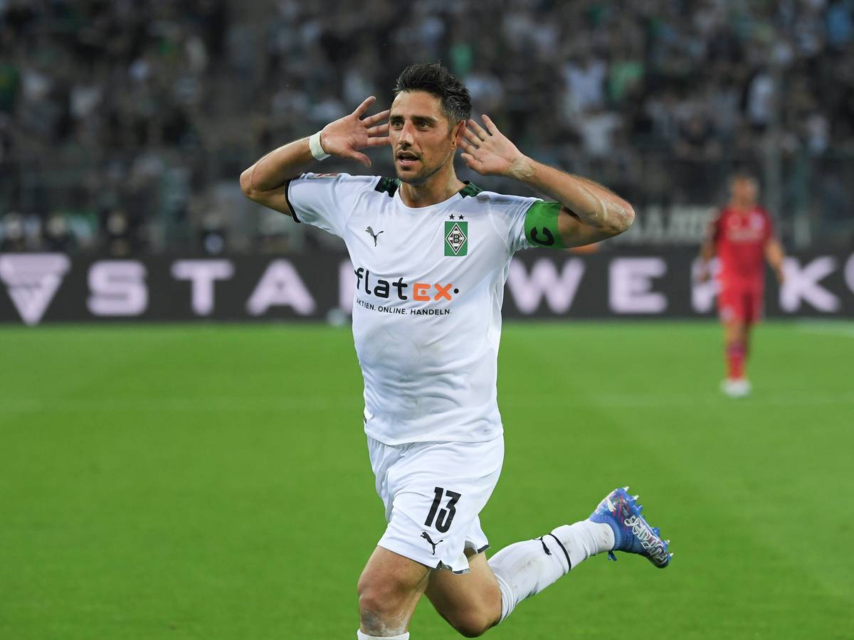 Lars Stindl hält sich beim Jubeln beide Hände hinter die Ohren und läuft in Richtung Fankurve.