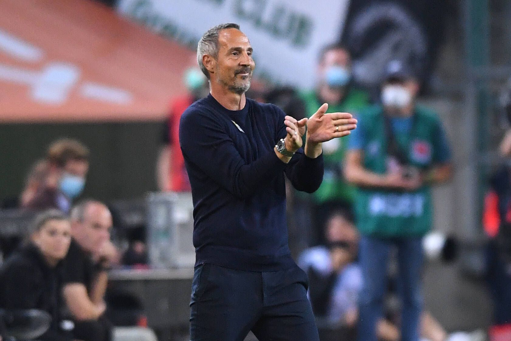 Adi Hütter, Trainer von Borussia Mönchengladbach, hier am 12. September 2021, gibt mit seine Händen Zeichen für die Gladbach-Spieler auf dem Platz.