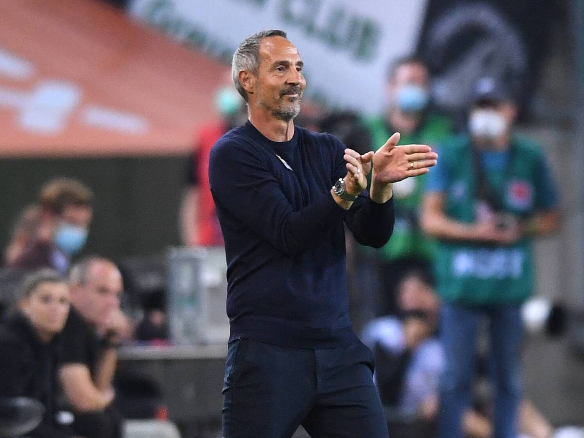 Adi Hütter, Trainer von Borussia Mönchengladbach, hier am 12. September 2021, gibt mit seine Händen Zeichen für die Gladbach-Spieler auf dem Platz.
