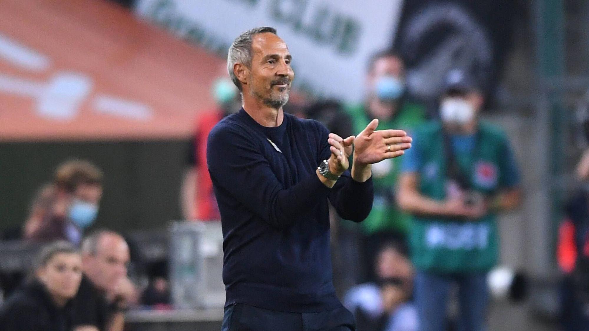 Adi Hütter, Trainer von Borussia Mönchengladbach, hier am 12. September 2021, gibt mit seine Händen Zeichen für die Gladbach-Spieler auf dem Platz.