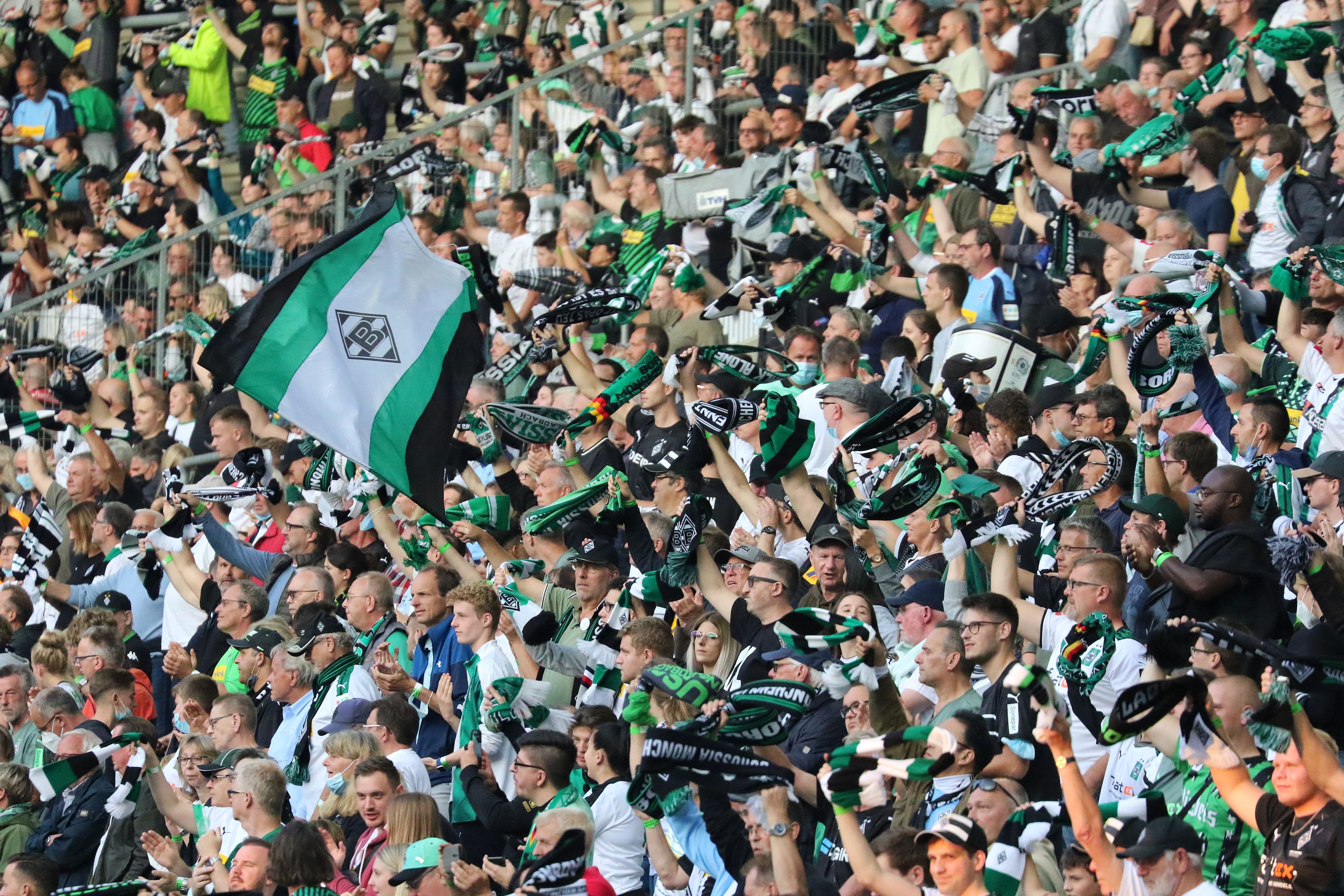 Gladbach-Fans feuern in der Nordkurve im Borussia-Park die Spieler von Borussia Mönchengladbach beim Heimspiel gegen Arminia Bielefeld am 12. September 2021 an.