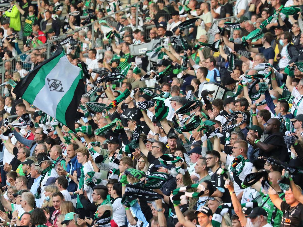 Gladbach-Fans feuern in der Nordkurve im Borussia-Park die Spieler von Borussia Mönchengladbach beim Heimspiel gegen Arminia Bielefeld am 12. September 2021 an.