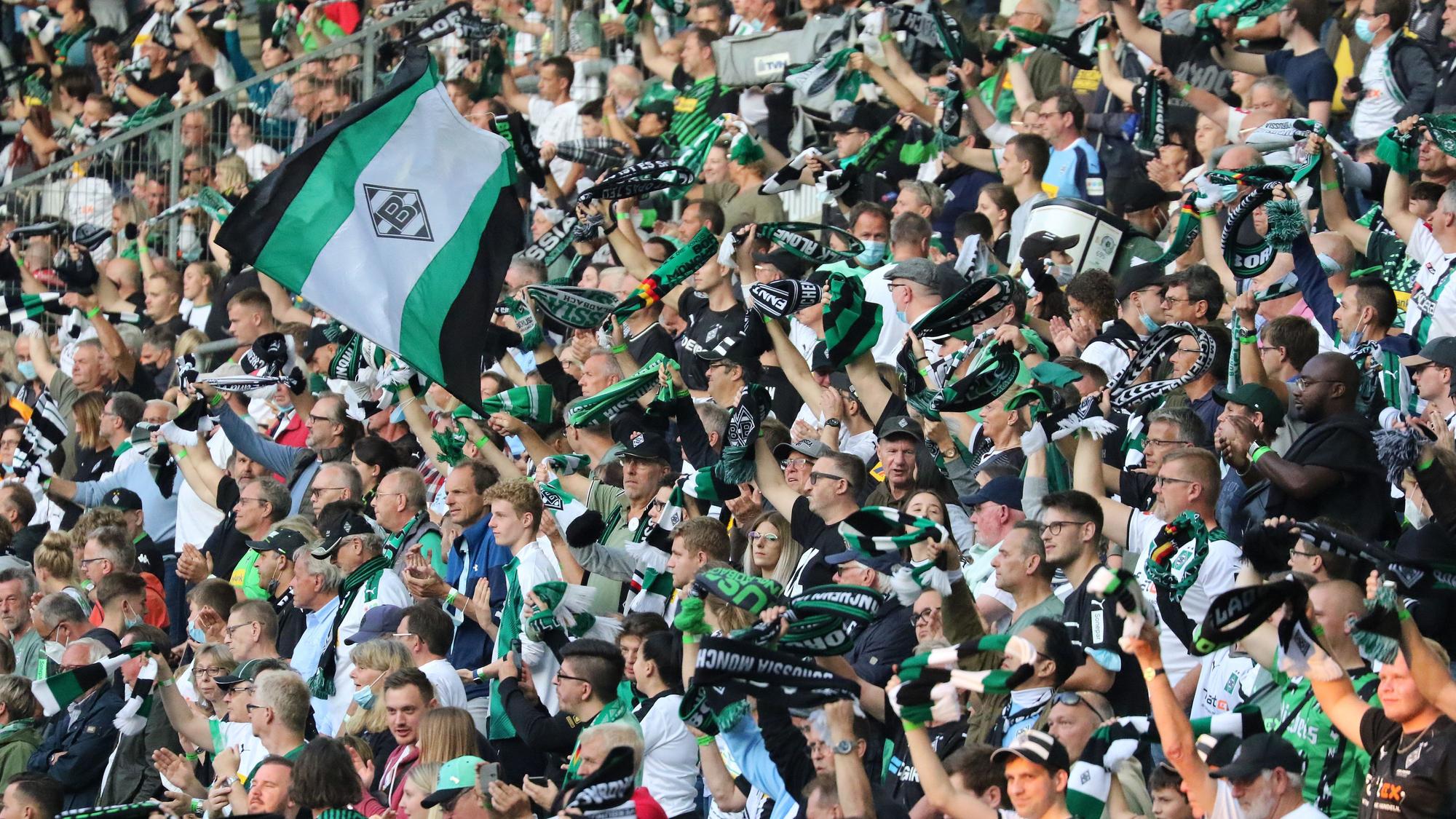 Gladbach-Fans feuern in der Nordkurve im Borussia-Park die Spieler von Borussia Mönchengladbach beim Heimspiel gegen Arminia Bielefeld am 12. September 2021 an.
