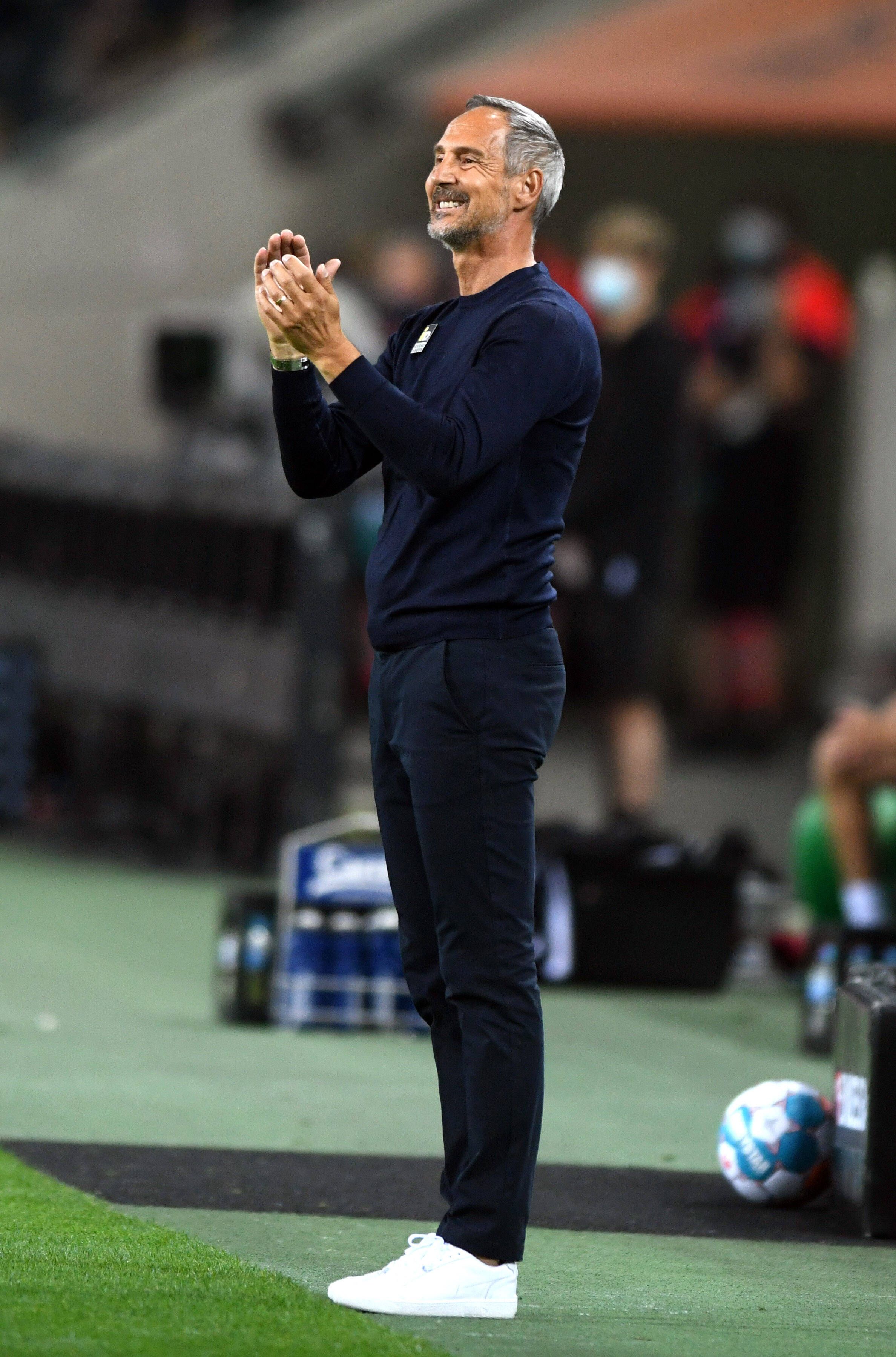 Hütter, Trainer von Borussia Mönchengladbach, klatscht lachend in die Hände im Spiel der Gladbacher gegen Arminia Bielefeld am 12. September 2021.