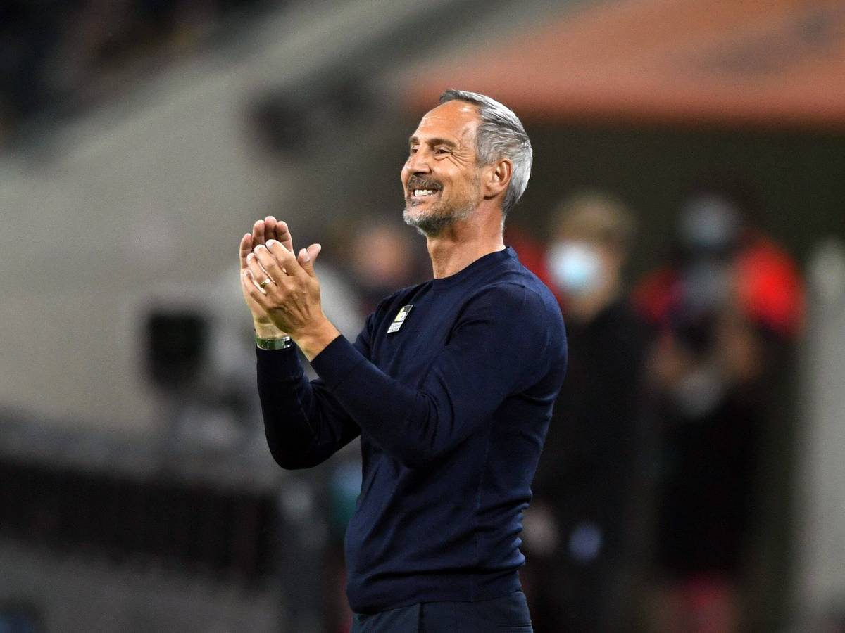 Hütter, Trainer von Borussia Mönchengladbach, klatscht lachend in die Hände im Spiel der Gladbacher gegen Arminia Bielefeld am 12. September 2021.