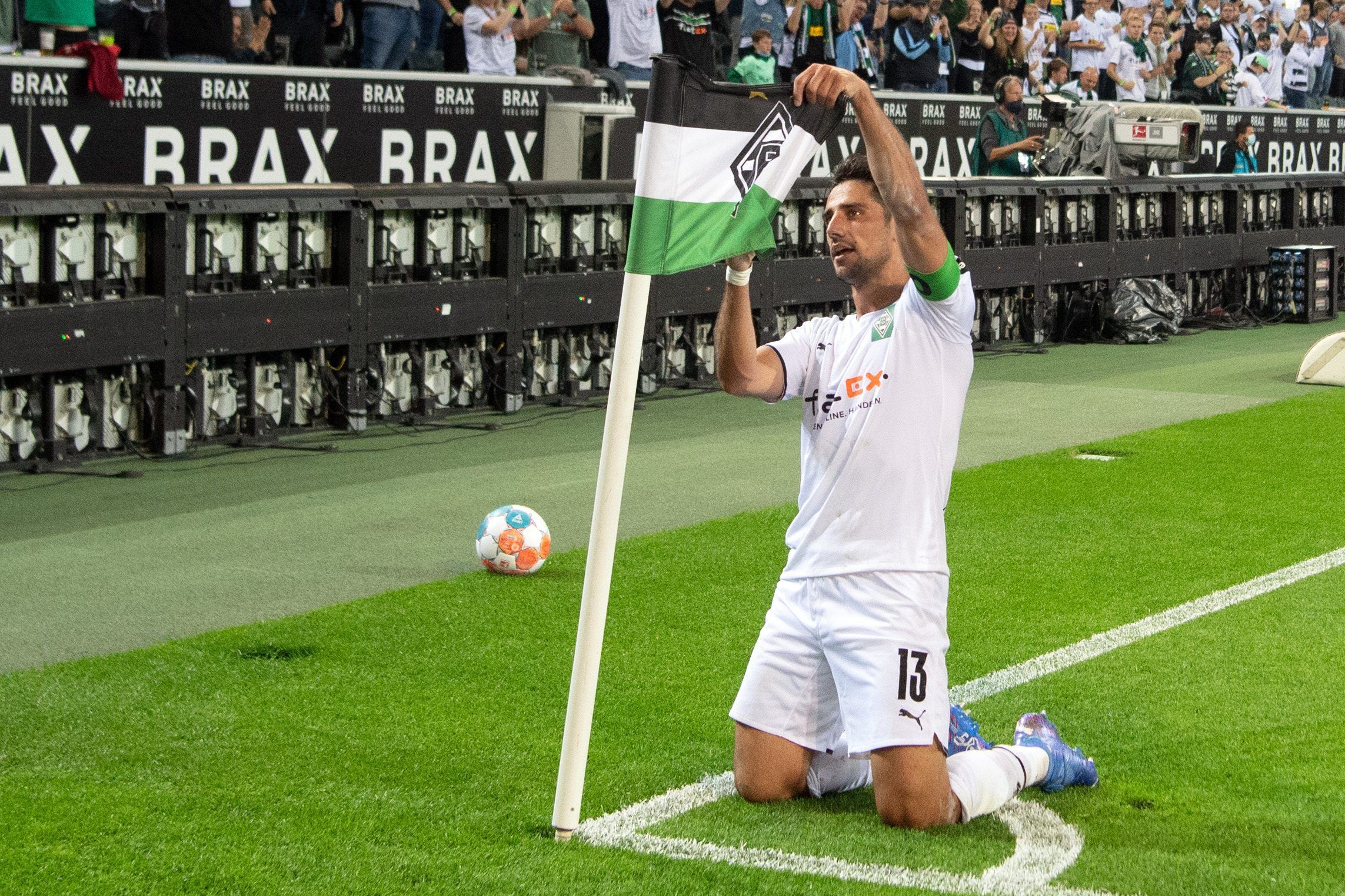 Borussia-Kapitän Lars Stindl bejubelt am 12.September 2021 seinen Treffer zum zwischenzeitlichen 1:0 gegen Arminia Bielefeld im Borussia-Park.