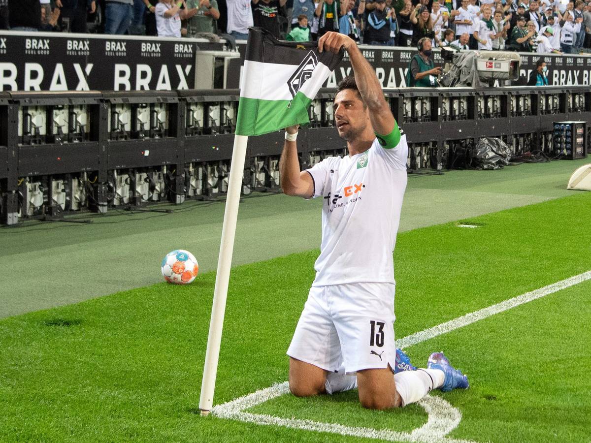Borussia-Kapitän Lars Stindl bejubelt am 12.September 2021 seinen Treffer zum zwischenzeitlichen 1:0 gegen Arminia Bielefeld im Borussia-Park.