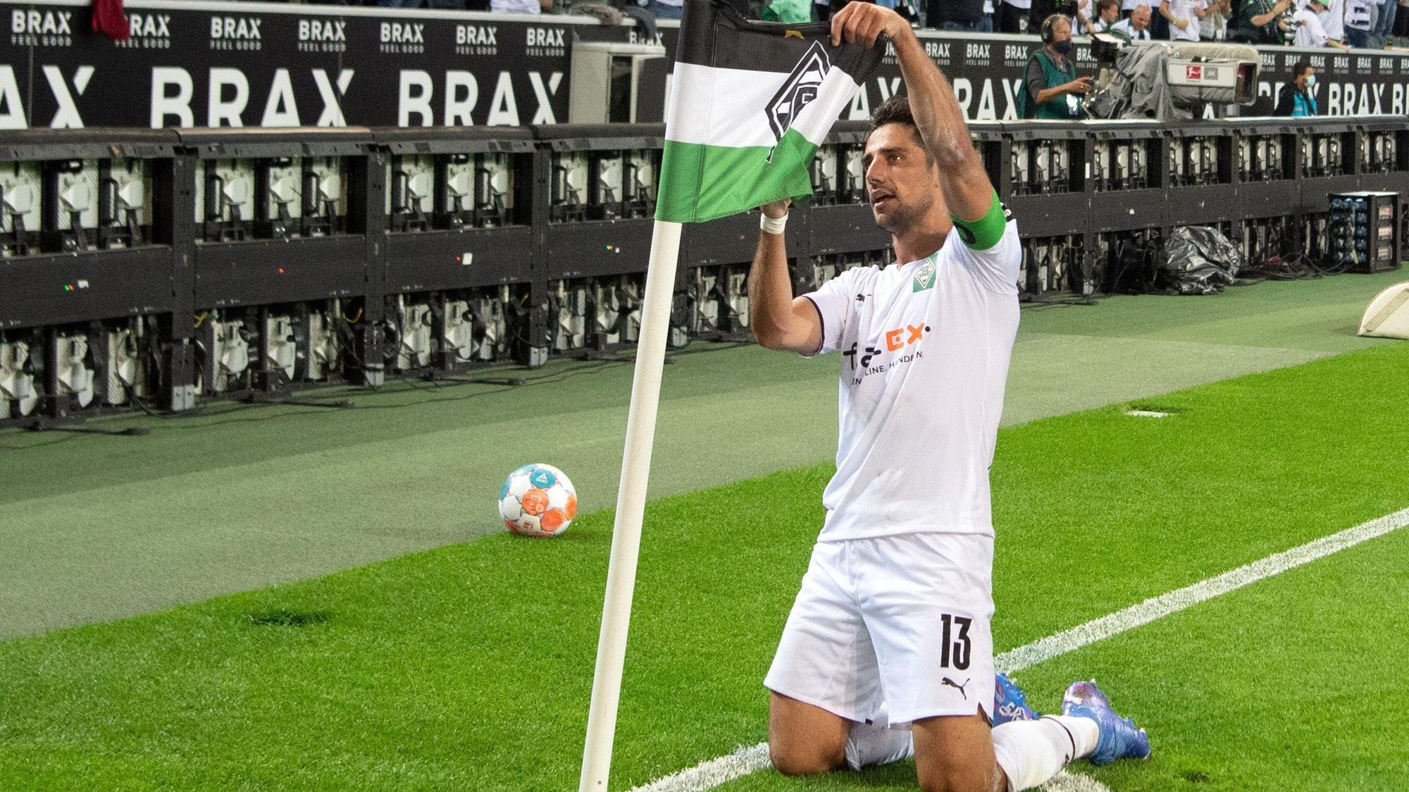 Borussia-Kapitän Lars Stindl bejubelt am 12.September 2021 seinen Treffer zum zwischenzeitlichen 1:0 gegen Arminia Bielefeld im Borussia-Park.