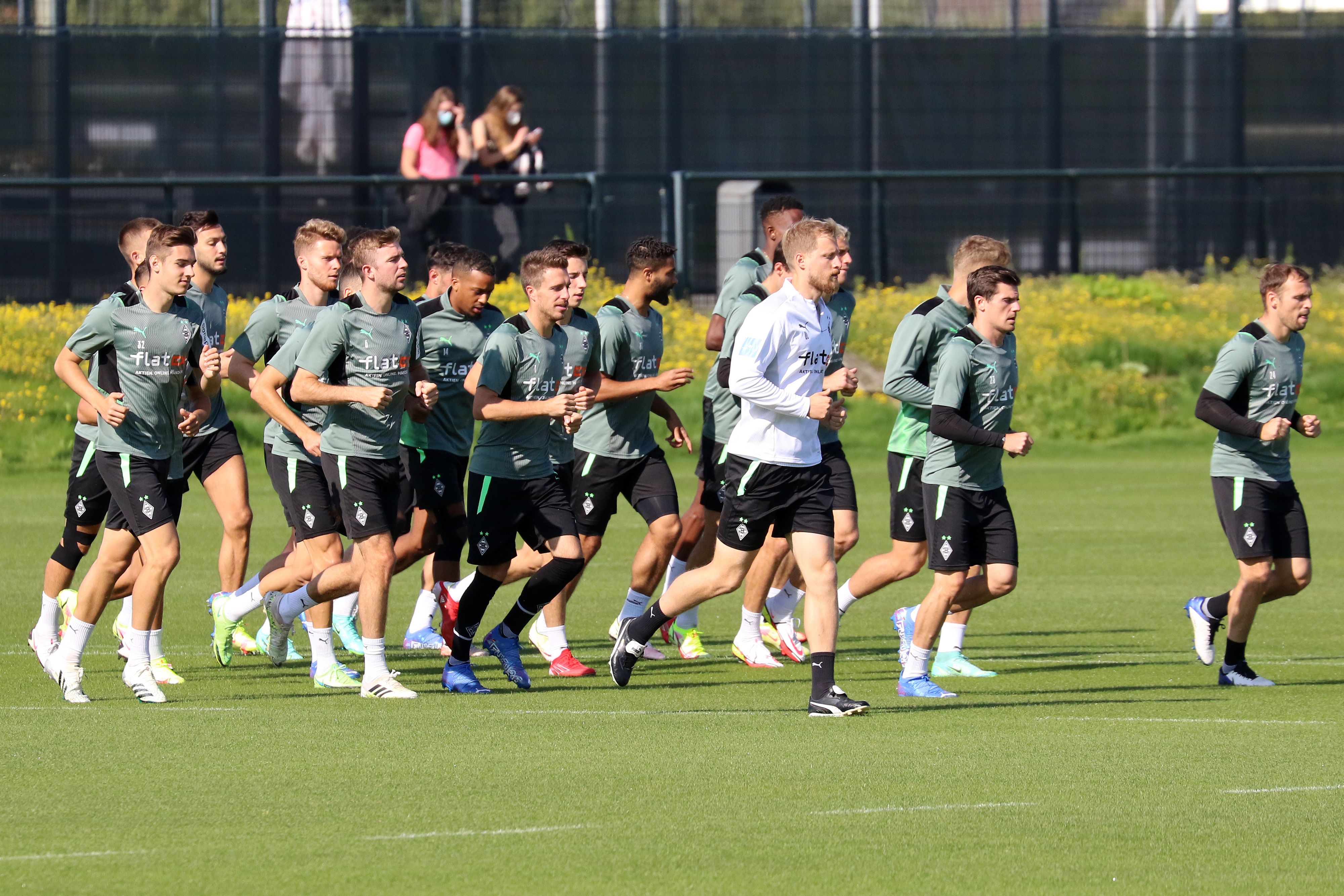 Teile der Mannschaft von Borussia Mönchengladbach beim Training am 25. August 2021.