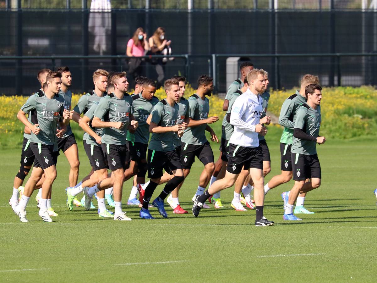 Teile der Mannschaft von Borussia Mönchengladbach beim Training am 25. August 2021.