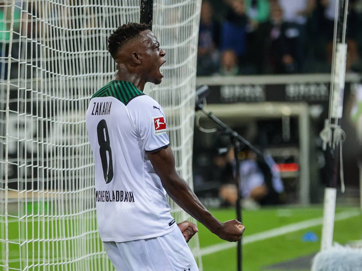 Denis Zakaria, Spieler von Borussia Mönchengladbach bald beiden Fäuste zum Jubel nach seinem Tor im Bundesligaduell am 12. September 2021.