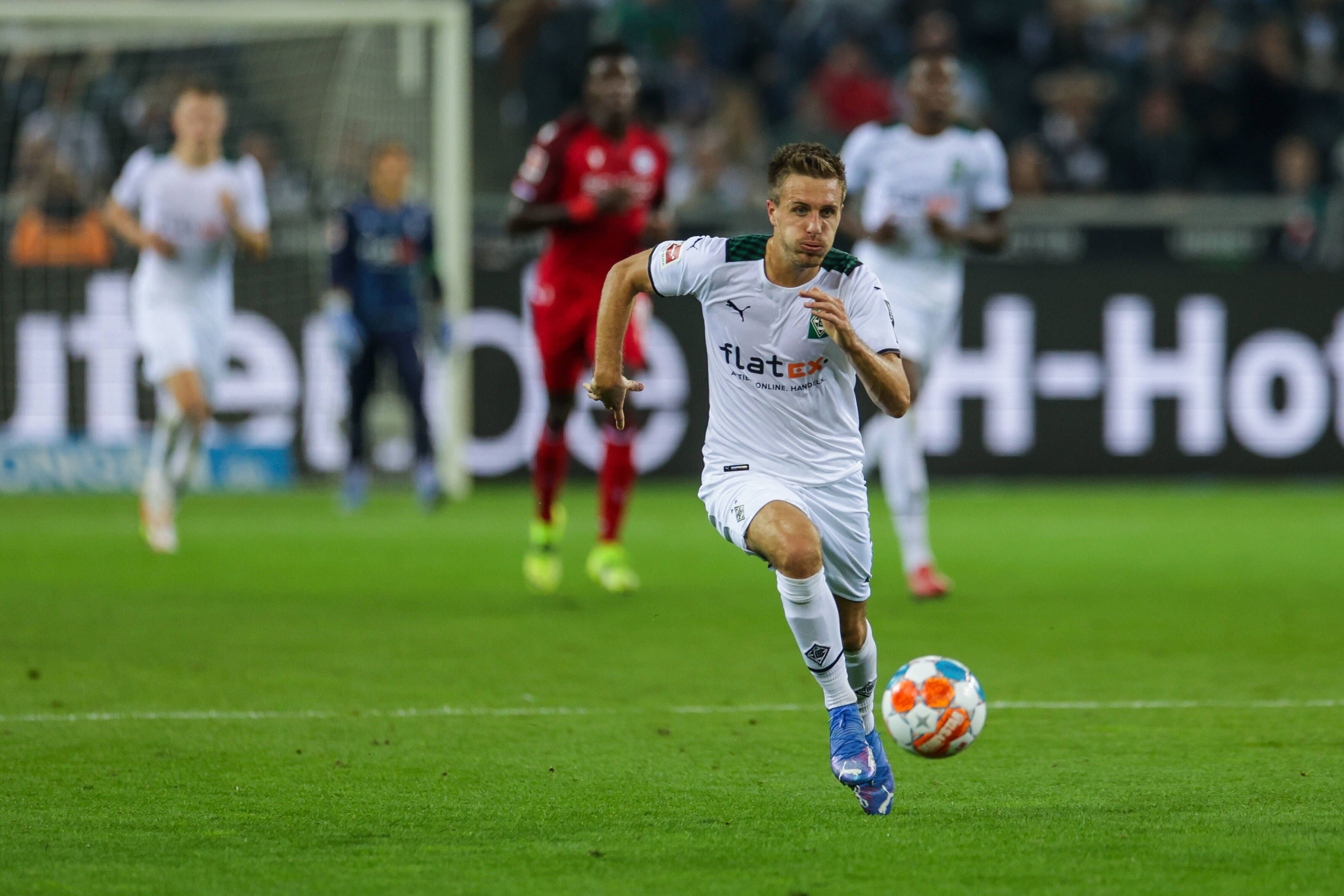 Gladbach-Profi Patrick Herrmann setzt zu einem Sprint an. Auf diesem Foto ist der Flügelflitzer am 12. September 2021 im Bundesliga-Duell gegen Arminia Bielefeld im Borussia-Park zu sehen.