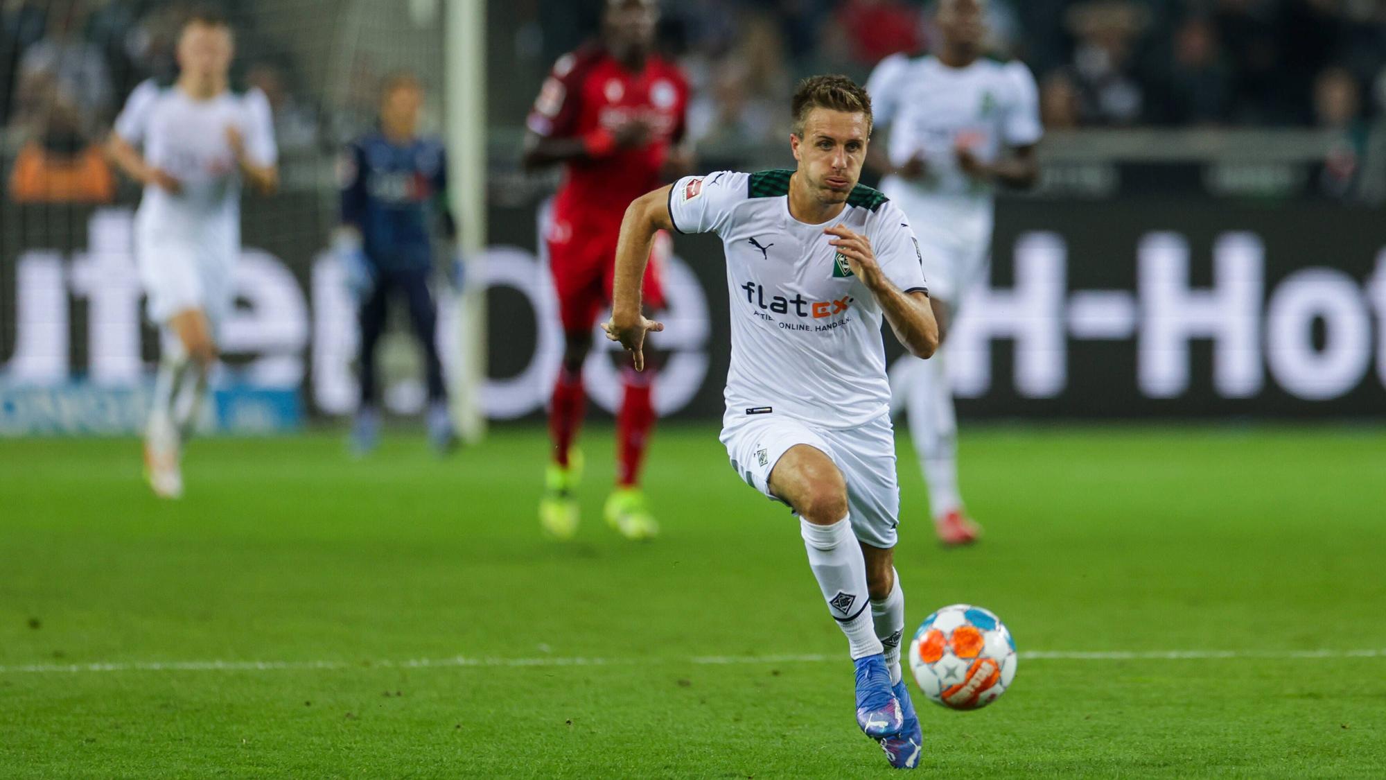 Gladbach-Profi Patrick Herrmann setzt zu einem Sprint an. Auf diesem Foto ist der Flügelflitzer am 12. September 2021 im Bundesliga-Duell gegen Arminia Bielefeld im Borussia-Park zu sehen.