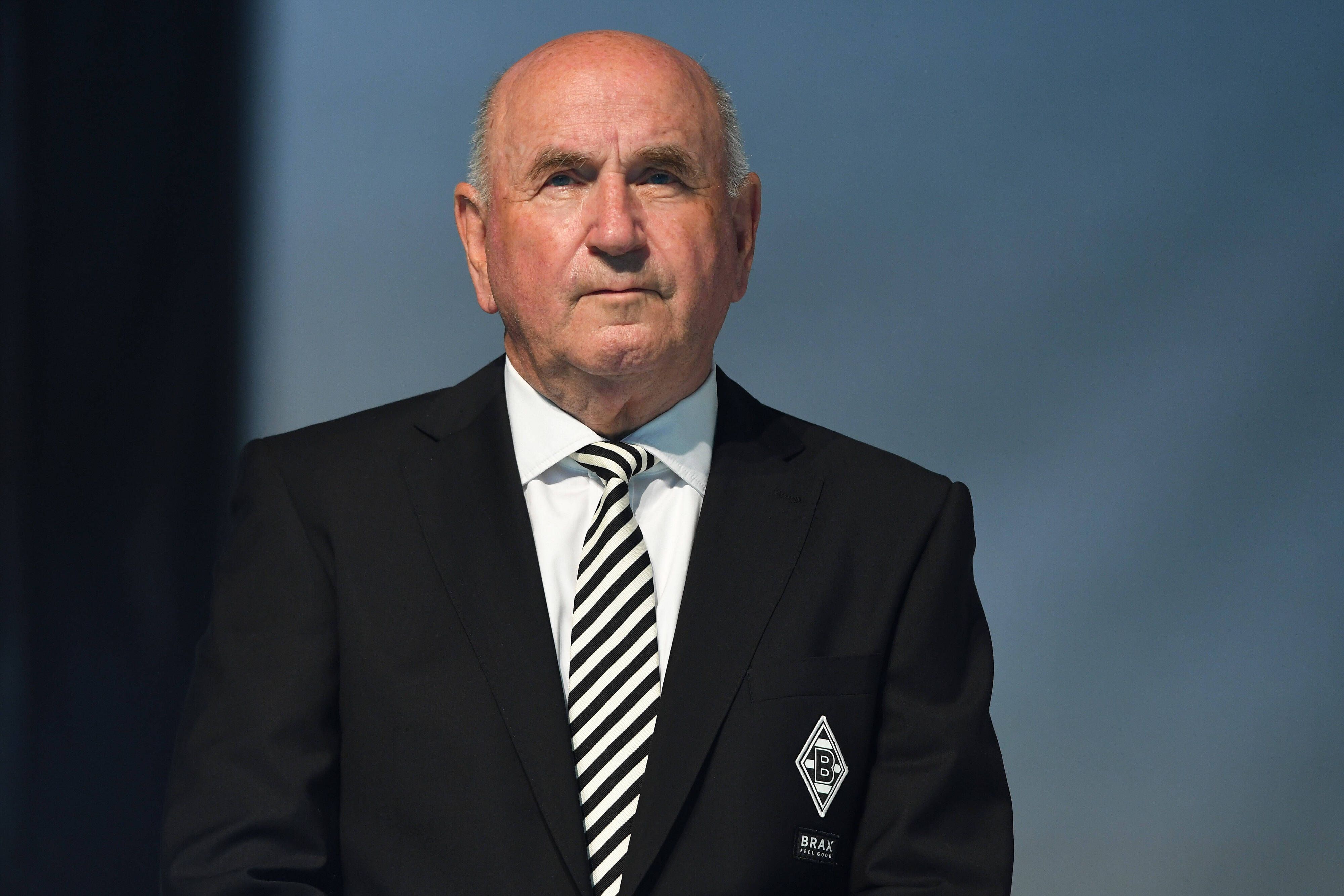 Prof. Dr. Reiner Körfer, Aufsichtsratsvorsitzender bei Borussia Mönchengladbach, schaut bei der Mitgliederversammlung am 10. August 2021 im Borussia-Park in die Menge.