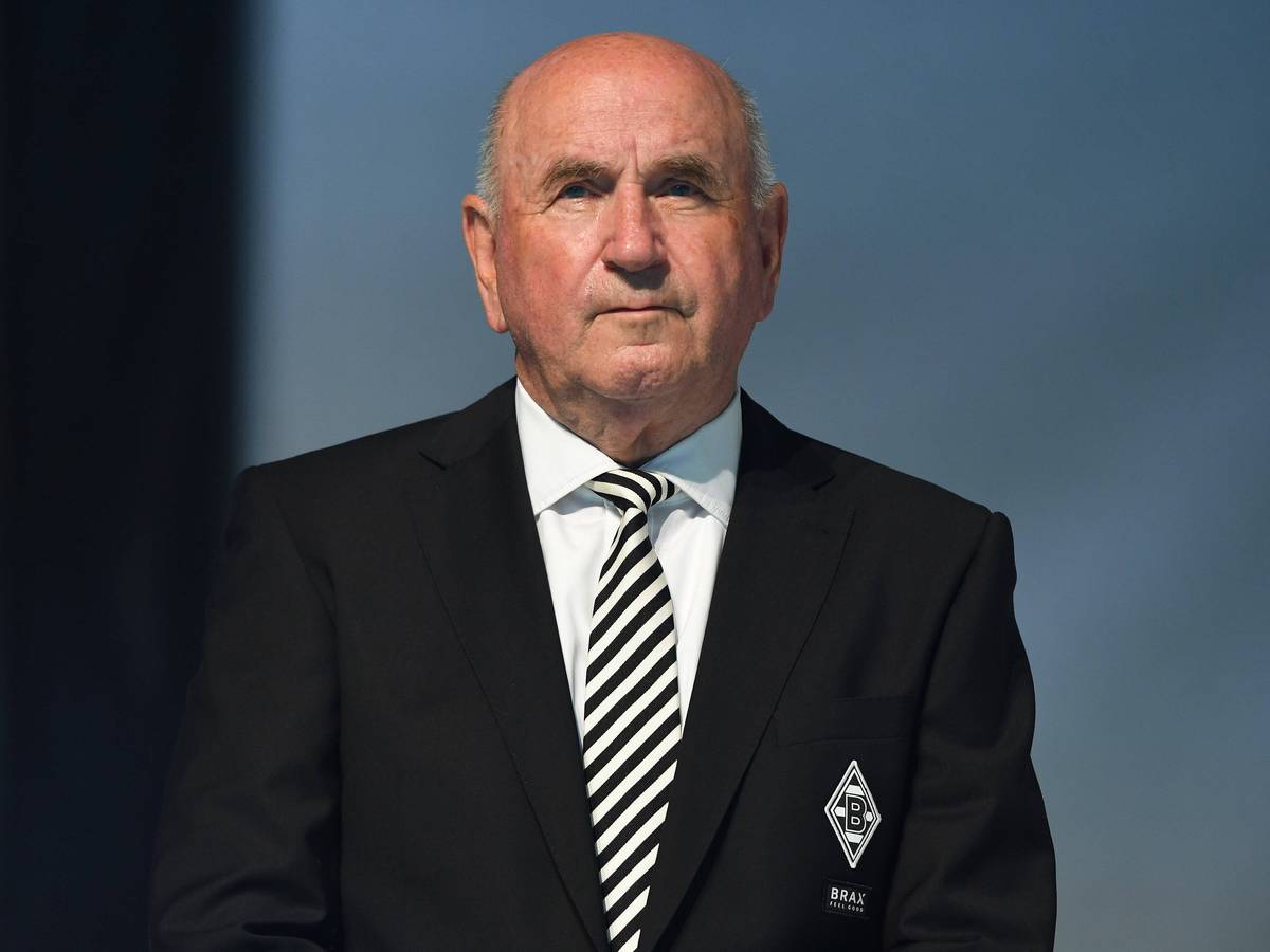 Prof. Dr. Reiner Körfer, Aufsichtsratsvorsitzender bei Borussia Mönchengladbach, schaut bei der Mitgliederversammlung am 10. August 2021 im Borussia-Park in die Menge.