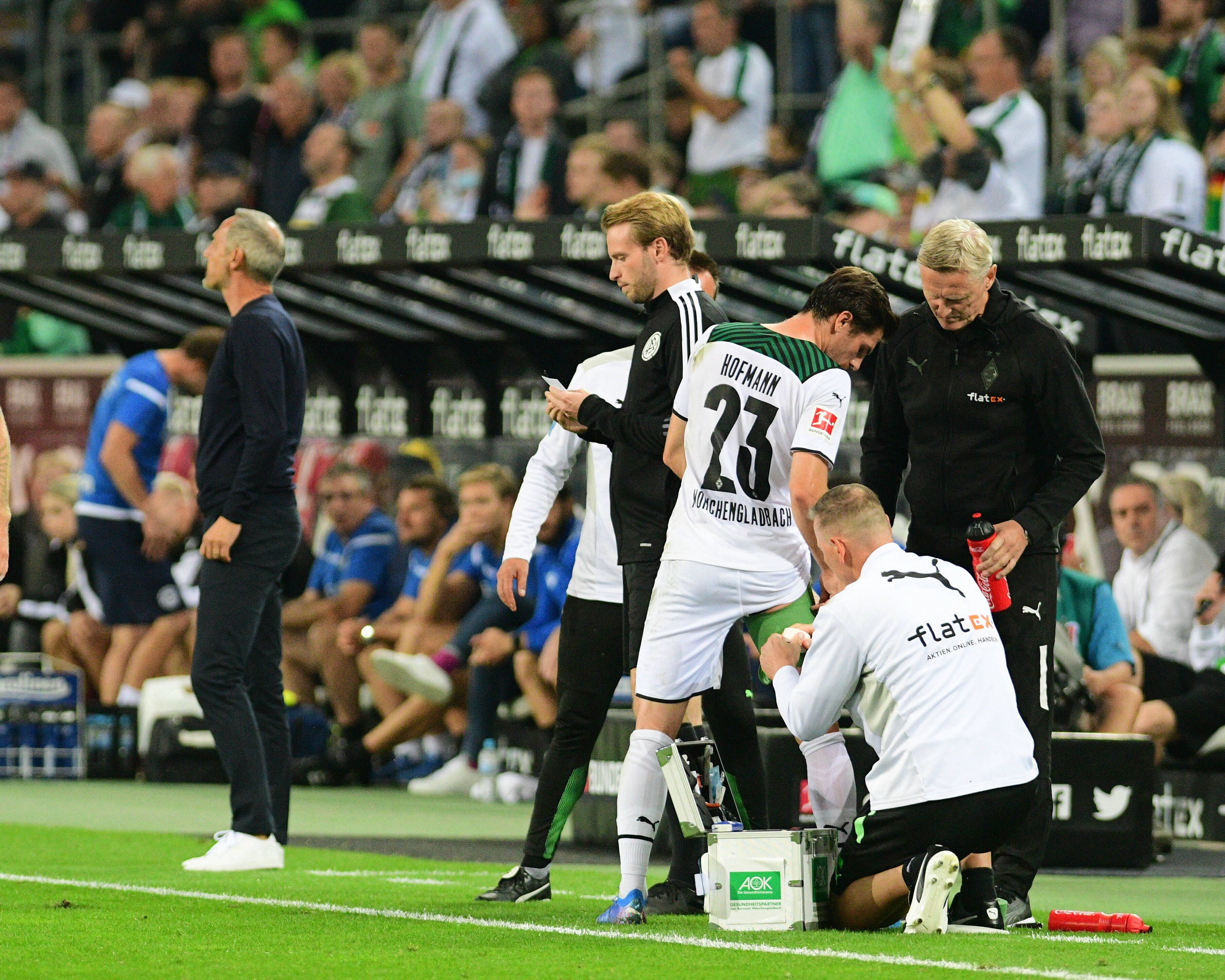 Gladbachs Jonas Hofmann Gladbach bekommt während dem Bundesliga-Spiel gegen Arminia Bielefeld am 12. September 2021 im Borussia-Park von Physiotherapeut Dirk Mueller (re.) den Oberschenkel bandagiert.