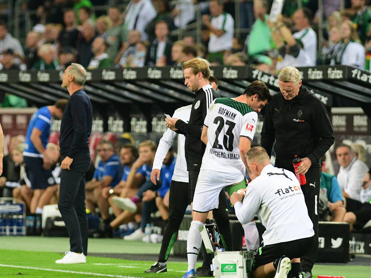 Gladbachs Jonas Hofmann Gladbach bekommt während dem Bundesliga-Spiel gegen Arminia Bielefeld am 12. September 2021 im Borussia-Park von Physiotherapeut Dirk Mueller (re.) den Oberschenkel bandagiert.