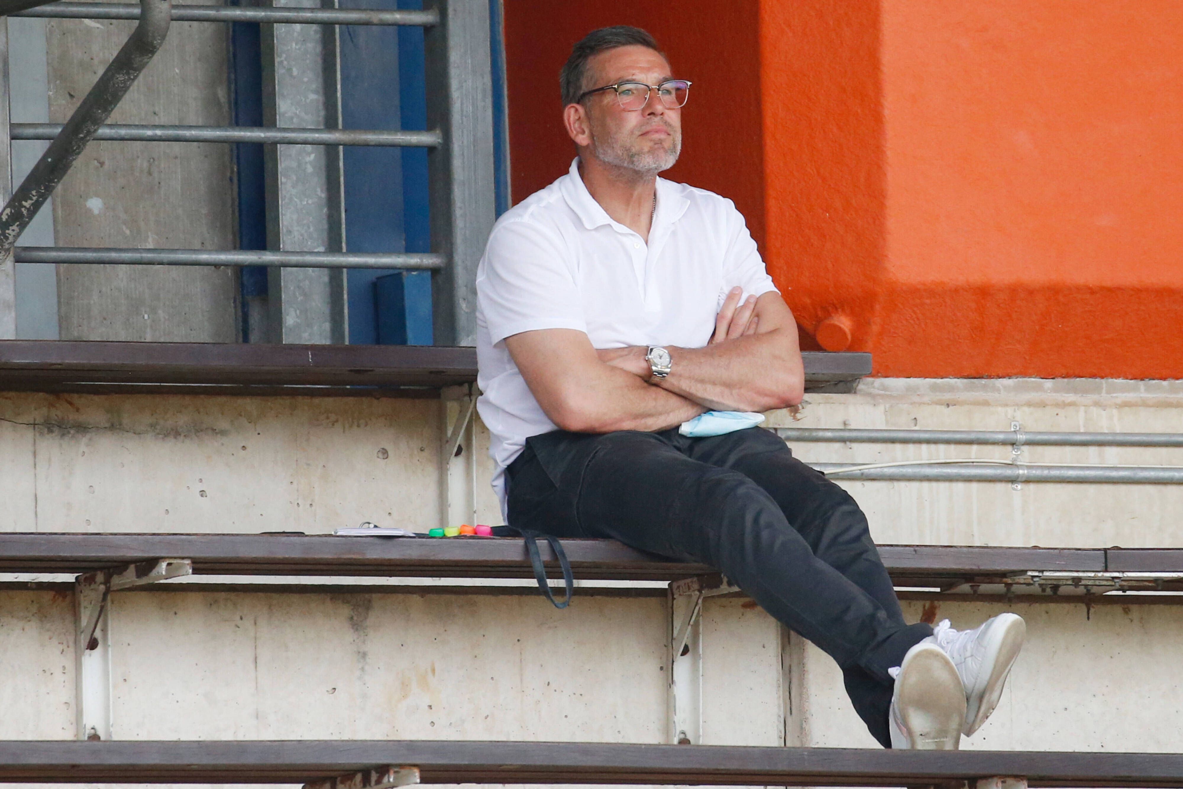Uwe Kamps, Torwarttrainer von Borussia Mönchengladbach, beobachtet am 21. August 2021 im Rheydter Grenzlandstadion das Regionalliga-Spiel zwischen Borussias U23 und Preußen Münster. Kamps sitzt auf der Tribüne und schaut nach vorne.